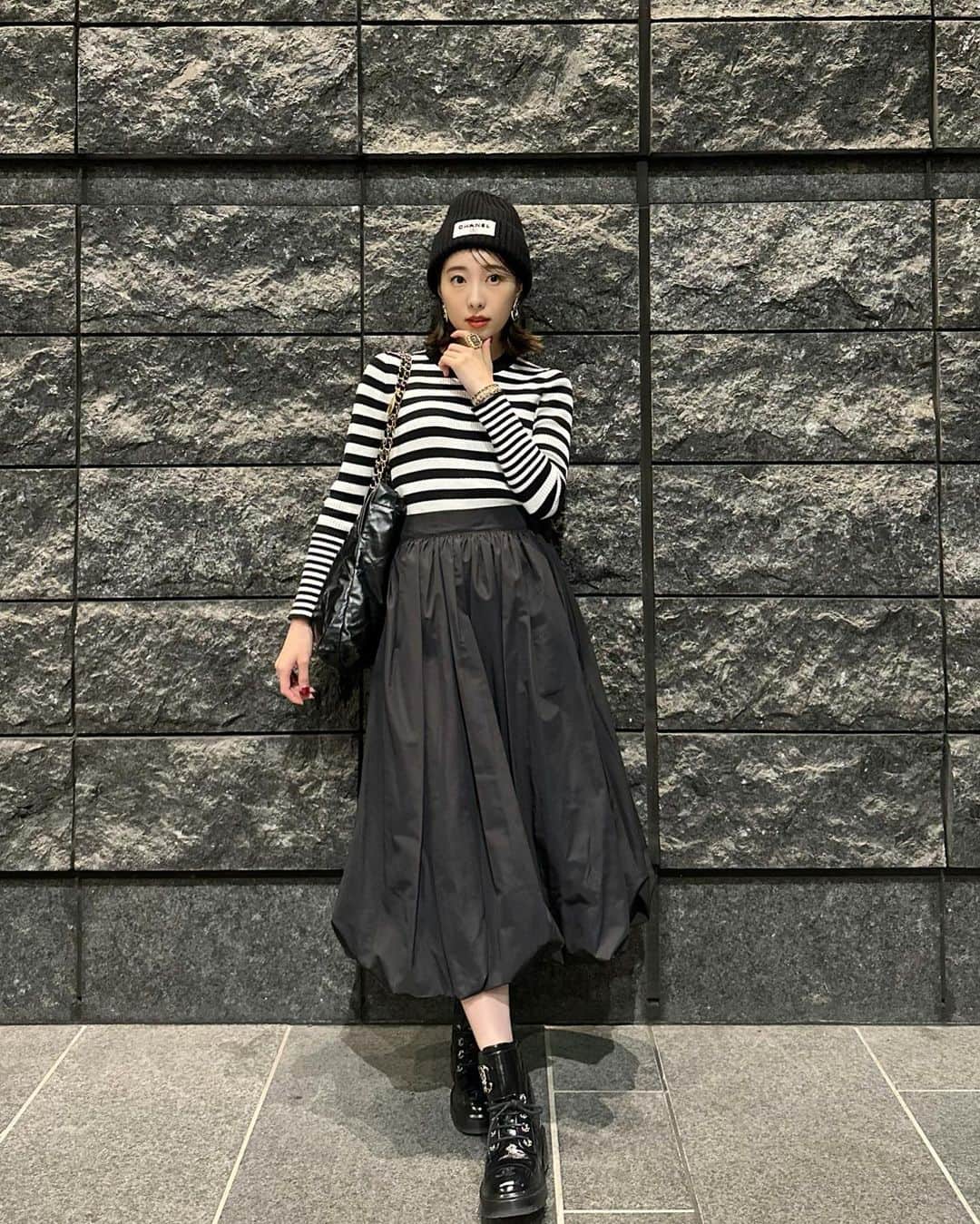 冨張愛さんのインスタグラム写真 - (冨張愛Instagram)「Border & Balloon🖤🎈 とても好きなコーデ。  knit & skirt ... #beatrice @beatrice_fsf  knitcap, boots, bag ... #chanel #chanelshoes @chanelofficial」9月29日 19時22分 - megumitomihari