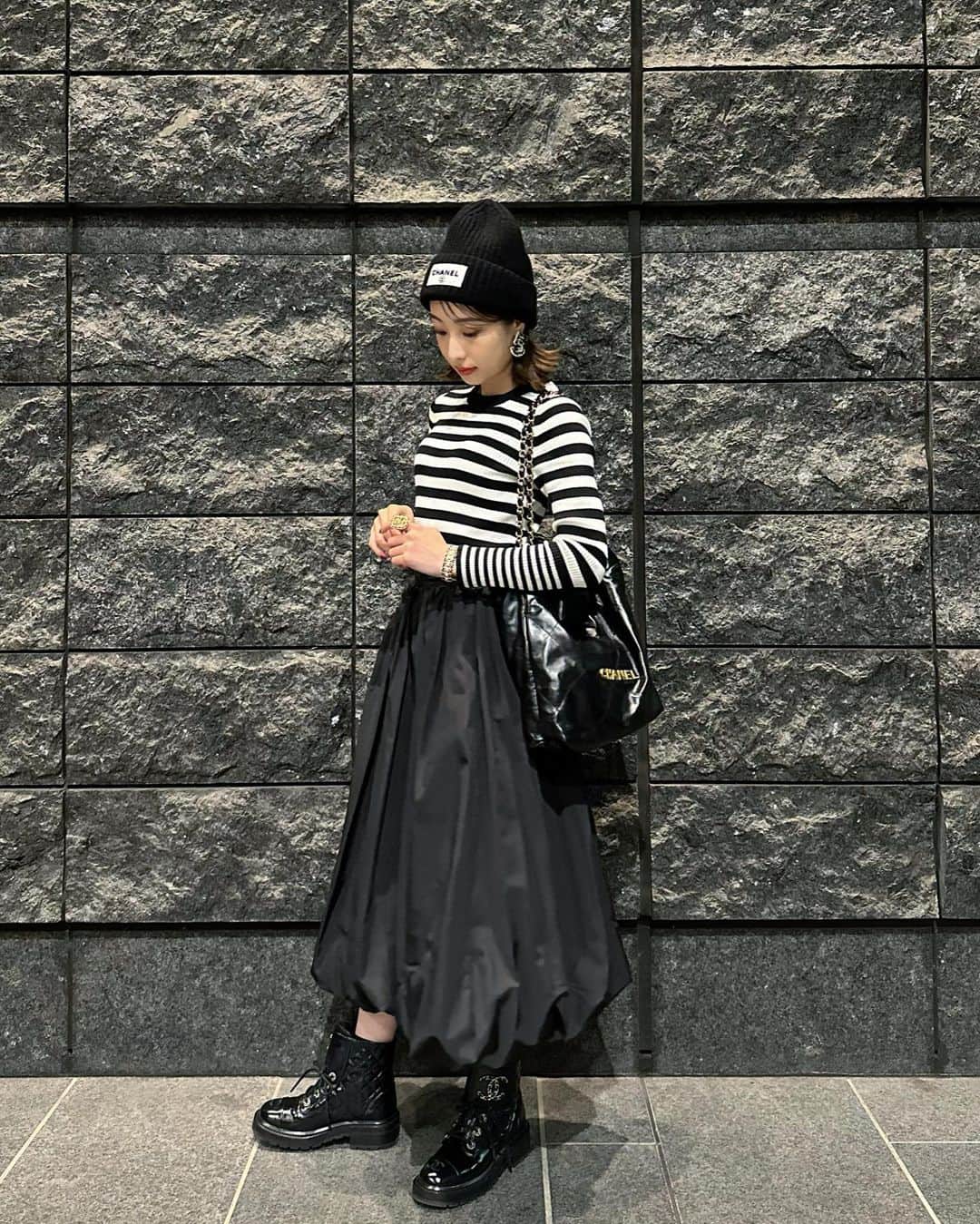 冨張愛さんのインスタグラム写真 - (冨張愛Instagram)「Border & Balloon🖤🎈 とても好きなコーデ。  knit & skirt ... #beatrice @beatrice_fsf  knitcap, boots, bag ... #chanel #chanelshoes @chanelofficial」9月29日 19時22分 - megumitomihari