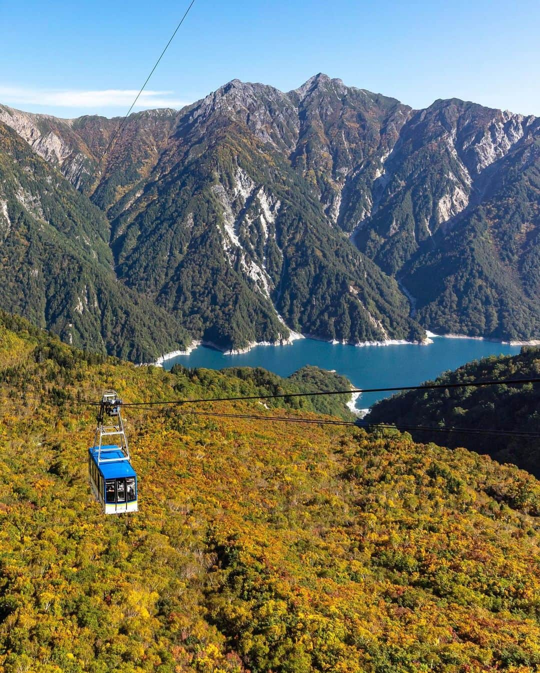 詩歩のインスタグラム：「🍁  - 電車とバスで行く！日本の絶景ひとり旅 −　 月イチ連載、更新しました！  8回目となる今月の旅先は…富山県！ なんと登山せずに乗り物だけで、標高2,450mの紅葉が楽しめちゃう大好きなスポット。  アップした写真の景色、ぜんぶ車なしで行けちゃうってすごくない？！😳  2023年も早いもので、すでに紅葉が始まっています。  富山駅から日帰りでも楽しめますが、今回はわたしが2021年に楽しんできた、宿泊してホテルの目の前で星空鑑賞もしてきたコースをご紹介します。  「10月中ずっと見頃！ 天空の紅葉と星空を巡る旅」 🍁🌌⛰️ https://note.com/shiho_zekkei  この記事はnoteで自主的に連載しているもので、WEBから無料で読めます。「note　詩歩　ひとり旅」で検索してね🔍  Monthly blog series, updated! This is the eighth entry in the series of solo trips to Japan's spectacular landscapes by train and bus. This month is #Toyama Prefecture! The #TateyamaKurobeAlpineRoute , 2,450 meters above sea level, can be reached by vehicle without climbing a mountain. It is a very refreshing place to spend time alone. Please check our website for the actual schedule and tips for a #solotrip .  🇯🇵 #shiho_toyama 📷 Oct 2021 📍富山県 / Toyama Japan  ©︎Shiho/詩歩」