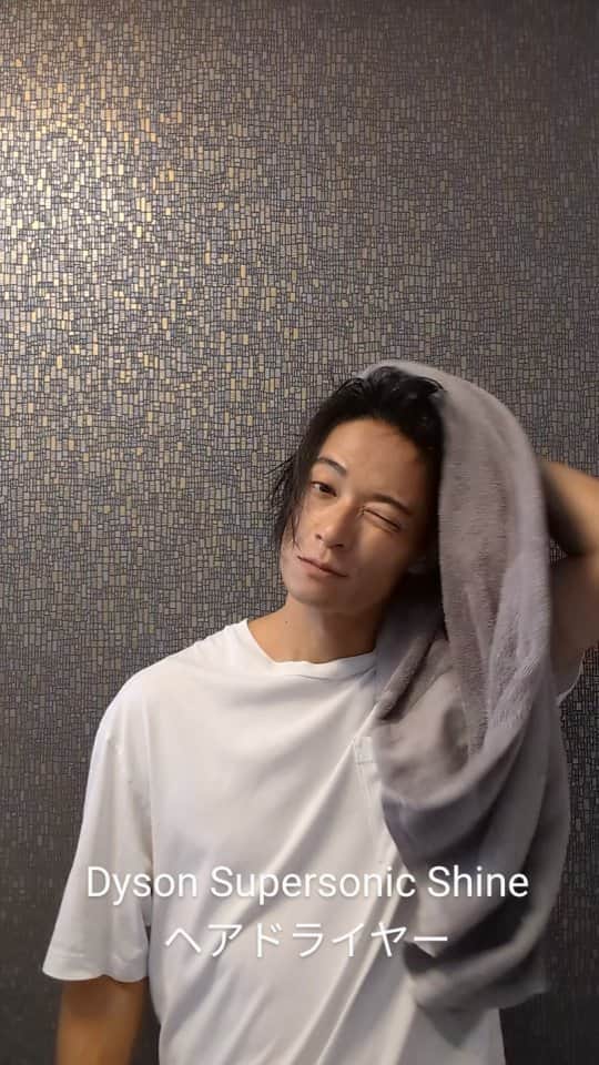 久保裕丈のインスタグラム：「ずっと愛用しているDysonのヘアドライヤーの最新モデル、Dyson Supersonic Shineヘアドライヤーを使ってみました。 アタッチメントで付いているブラシと一体になった「ツヤ出しツール」がめちゃくちゃ優秀！ 今まで、自分でちゃんとブローしょうと思ってもドライヤーとブラシを両方使う必要があったから、諦めてました（そんな技術ない。。。笑）でも、こちらのツールを使うと片手で簡単にブローができたり、かきあげるようにしてスタイリングも簡単にできる！ さらに「浮き毛抑制モード」というものも搭載されてて、ドライヤーを滑らすだけでツルッツルの仕上がりに。 スタイリングしつつ、最後に浮き毛抑制モードで整えるだけで、自然なスタイルに仕上がるので、スタイリング剤なくても良いくらい。 忙しい朝も乾かすついでに簡単にスタイリングできるから、メンズにもお勧め！  #ダイソンビューティー#ダイソンスーパーソニック#まるでサロンブロー#PR  @dysonhair_jp」
