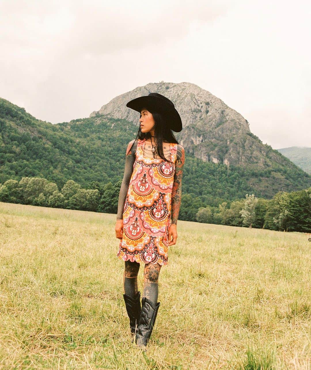 マヌーシュのインスタグラム：「Take a walk on the wild side 🌾 @anhwisle wears our Velvet Fall dress!」