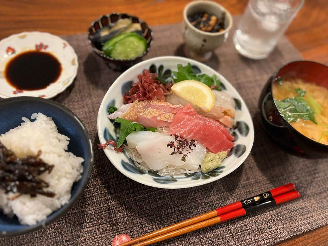 月央和沙のインスタグラム：「うちの晩ごはん🍀  #お刺身 #ひじきの煮物 #大根と豆腐のお味噌汁 #お漬物」