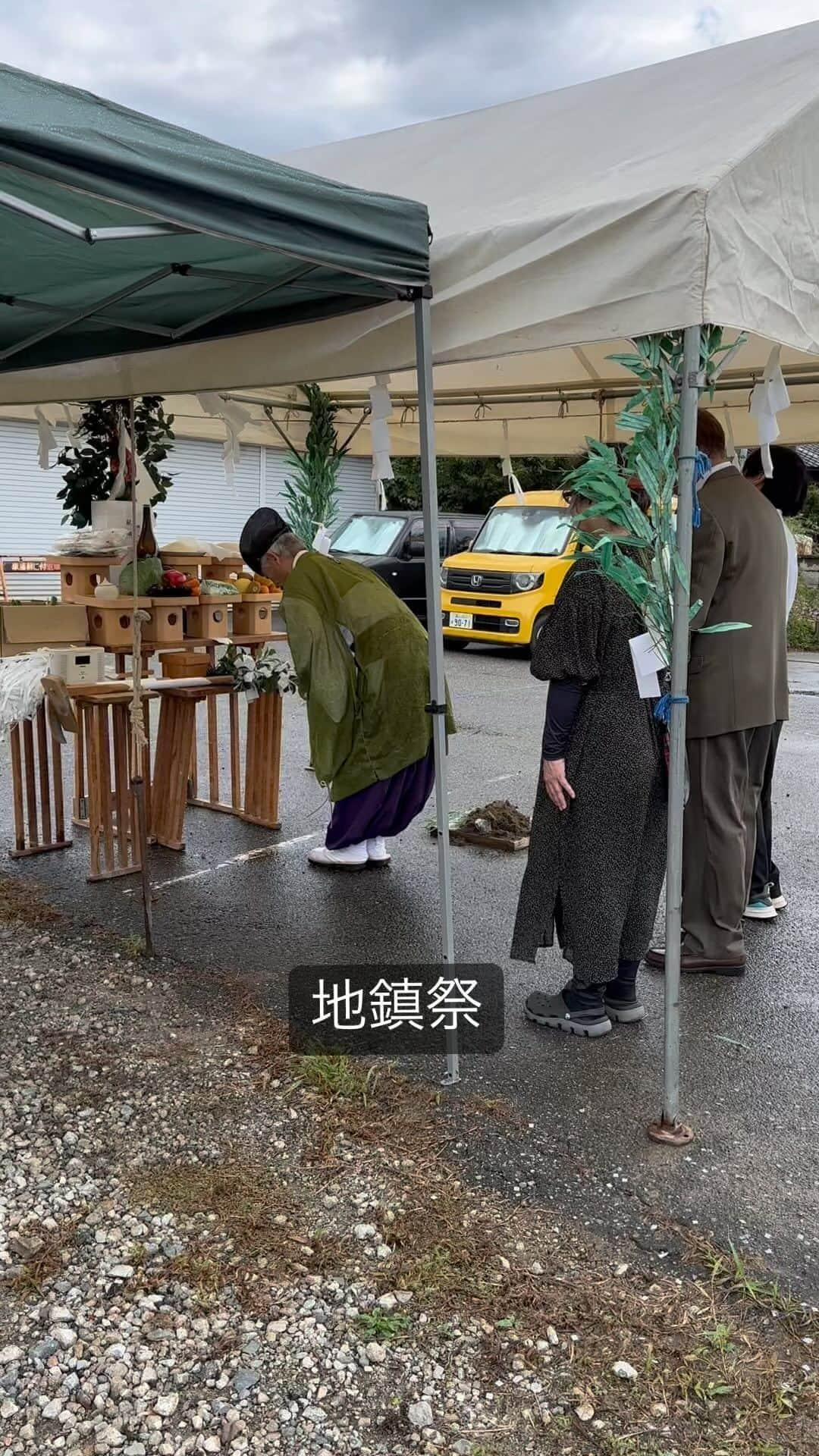 ミントゥの家のインスタグラム：「富山県砺波市の住まいと庭のリフォーム屋さん𖤣𖥧𖥣𖡡𖥧𖤣 株式会社ミズカミです　@mintou__home  ┈┈┈┈┈┈┈┈┈┈┈┈┈┈┈┈┈┈┈┈ 富山市新築工事をさせていただくU様邸の地鎮祭を行いました✨  これから進捗状況を更新していくのでチェックしてください☑️  ♦︎最新情報はHPにて随時更新♦︎  @mintou__home プロフィールリンクより  また、40代、50代の家づくりの情報をYouTubeミズカミちゃんねるでも発信していきます！  https://youtube.com/channel/UCyKZiAmm8lTqWsR9zZYpJvQ  HPよりYouTubeにアクセスできます。  是非チェックしてみて下さいね☺︎  ┈┈┈┈┈┈┈┈┈┈┈┈┈┈┈┈┈┈┈┈   #株式会社ミズカミ #ミズカミ #富山 #砺波市 #南砺市 #小矢部市 #高岡市 #砺波リフォーム#南砺リフォーム #小矢部リフォーム #高岡リフォーム #新築 #リフォーム #リノベーション #家づくり #自然素材の家 #新築一戸建て #マイホーム #新居 #住宅会社 #戸建て #」