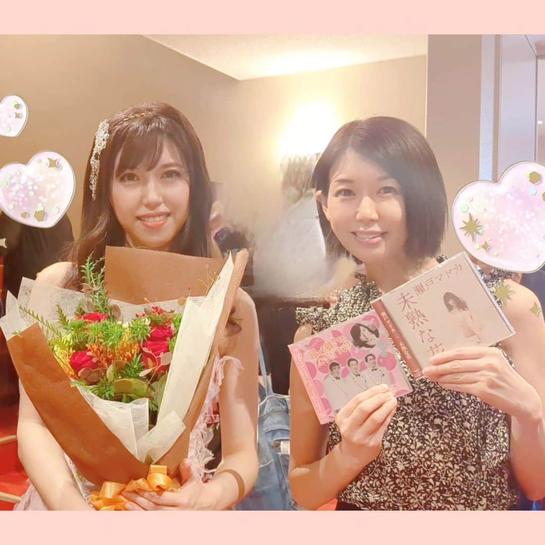 瀬戸マドカのインスタグラム：「💐2023.9→2017.9💐 · 感動♥感謝。一緒に歳を重ねられるって奇跡✨ありがとう🤝 · 素敵なお花💐なおちゃんのご友人のお店のブーケ🌹#エレガント な気分になります🌹 · 2picは初めての公開収録の時📺親愛なおちゃん🧸♥🎙#らぶ　 · · · ·2023.9.22 BSフジ公開収録 歌謡ショー inブロッサムホール ·2017.9　初tv公開収録 テレビ埼玉 in 浅草公会堂 (瀬戸マドカ 未熟な花 タイアップ 月間エンディングテーマ曲)」