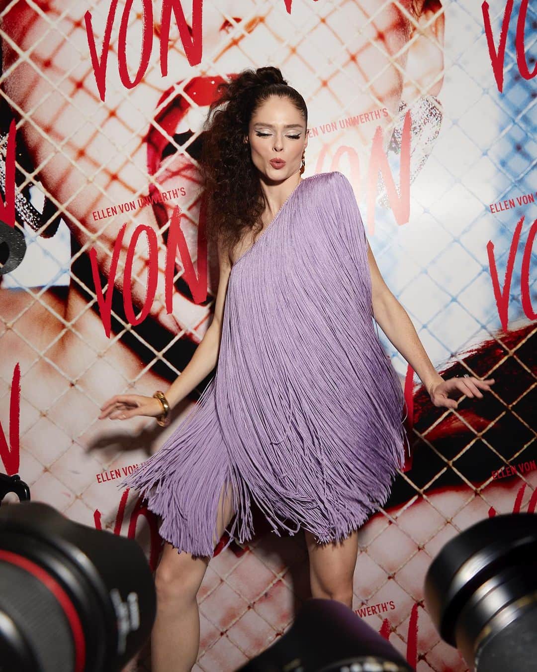 ココ・ロシャのインスタグラム：「Ellen said ‘put on your best party dress’ - last night at @ellenvonunwerth’s VON magazine soiree💜」