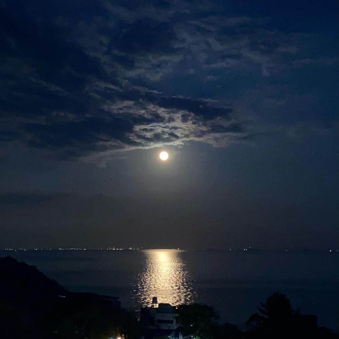 祥吉さんのインスタグラム写真 - (祥吉Instagram)「中秋の名月 今年も中秋の名月に満月  中秋の名月と満月が重なるのは7年後だそうで 今夜は是非 空を見上げて満月のパワーをいただいてください🌕✨  水面の映る月光も美しいです  #中秋の名月 #お月見 #満月 #水面 #月光」9月29日 19時25分 - akoshokichi