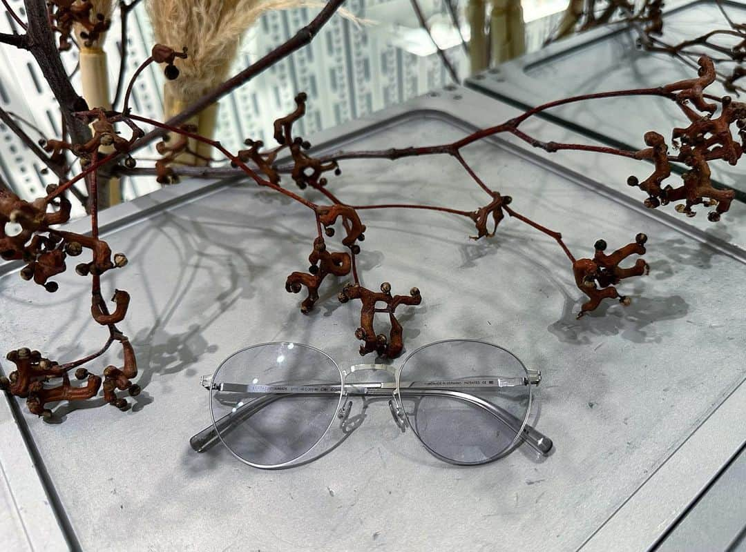 MYKITA SHOP TOKYOさんのインスタグラム写真 - (MYKITA SHOP TOKYOInstagram)「【限定生産モデル”EITO Shiny Silver/GloomyGrey”】  LESSRIM Collectionの中でも、よりシンプルで使いやすいボストンシェイプのEITOを、限定カラーで復刻させました。 どんなスタイルにもスッと馴染みやすいですが、薄く入ったレンズカラーが程よく主張もしてくれる万能なモデルです。  MYKITA shop Tokyo、Osakaのみで販売しているモデルとなります。 是非店頭にてお試しくださいませ。  Limited Production Model "EITO Shiny Silver/GloomyGrey  Among the LESSRIM Collection, the simpler and more user-friendly Boston shape EITO has been reissued in limited edition colors. It is a versatile model that blends easily with any style, but the thin lens color makes a good statement.  This model is available only at MYKITA shop Tokyo and Osaka. Please come and try them at our stores. _____ #mykita  #mykitalessrim  #sunglasses  #sunglassesfashion  #マイキータ  #サングラス」9月29日 19時27分 - mykitashopsjapan