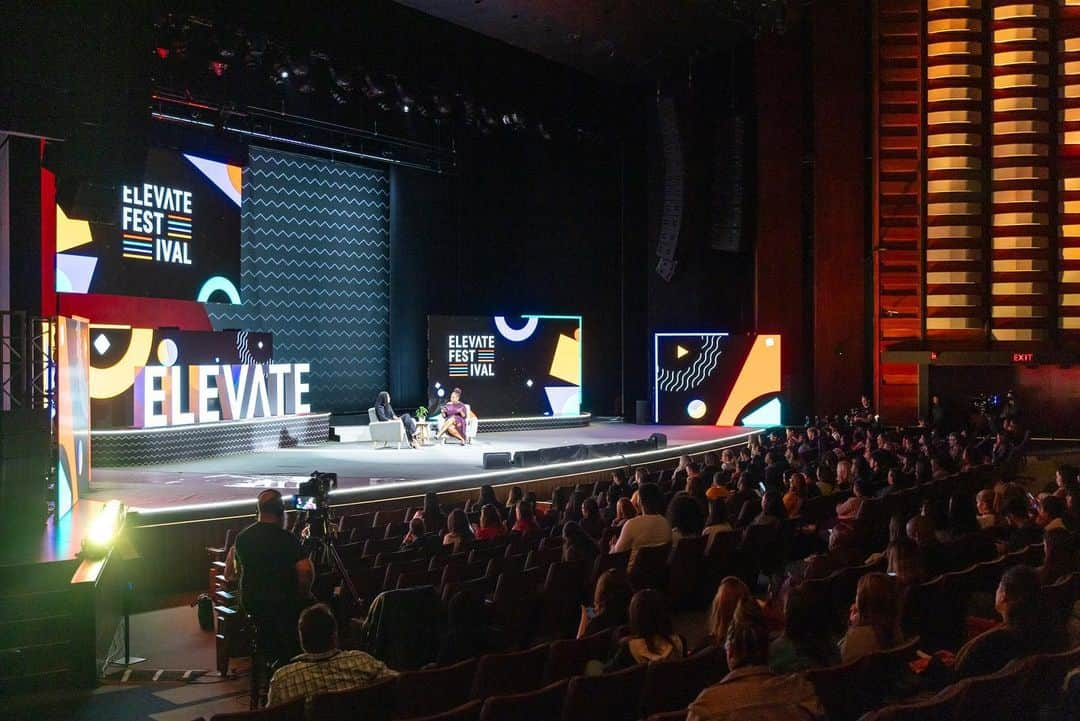 エイヨシャ・カレーさんのインスタグラム写真 - (エイヨシャ・カレーInstagram)「Had a wonderful time speaking @elevatetechca conference this week! Thank you for having me. It was great to be back in the city that raised me! 🇨🇦 Thank you to @iamtiffanycallender for being such an awesome moderator.」9月29日 19時28分 - ayeshacurry