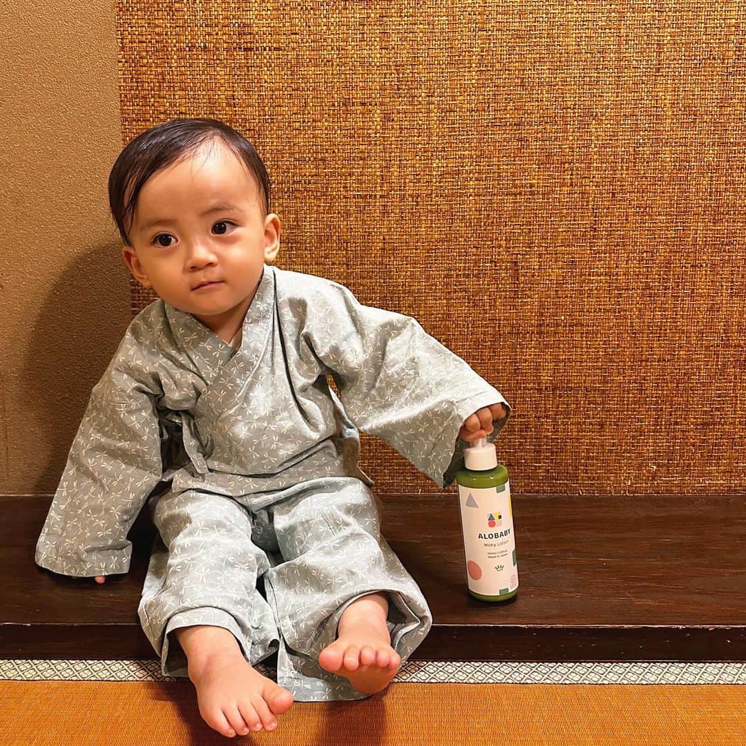 mimiさんのインスタグラム写真 - (mimiInstagram)「アロベビーといえば ミルクローション🧴✨ @alobaby_official   大人気のミルクローション お試しさせていただきました🤍☺️  100%天然由来成分で無添加、国産オーガニック 肌に優しいミルクローションは しっとりしてベタつかず ミルクローションなので塗りやすい☺️  旅行にも持って行って 息子と自分にも使いました✨  ・ PR  #ベビースキンケア #ベビーローション #ミルクローション #赤ちゃん保湿 #ベビー保湿 #ベビー用品 #アロベビー #alobaby #アロベビーミルクローション #親子リンクコーデ #親子浴衣 #親子浴衣コーデ #親子兼用 #男の子ママ #1歳児ママ #14ヶ月ベビー #ベビー甚兵衛 #ベビスタグラム #mimiママ日記 #家族旅行 #群馬旅行 #水上温泉 #みなかみ温泉 #ベビ連れ旅行 #子連れ旅行」9月29日 19時38分 - chan.mi3