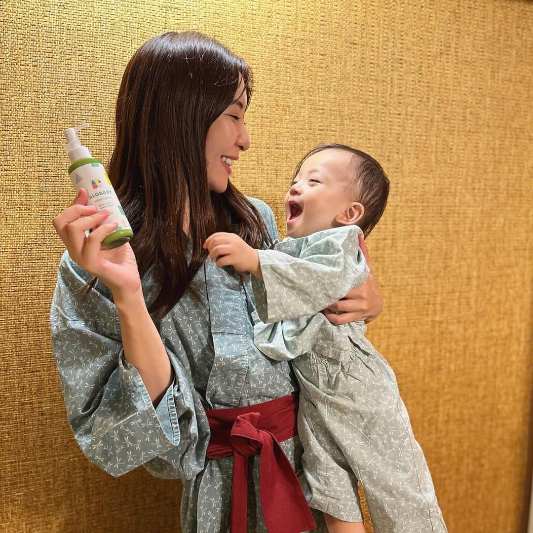 mimiさんのインスタグラム写真 - (mimiInstagram)「アロベビーといえば ミルクローション🧴✨ @alobaby_official   大人気のミルクローション お試しさせていただきました🤍☺️  100%天然由来成分で無添加、国産オーガニック 肌に優しいミルクローションは しっとりしてベタつかず ミルクローションなので塗りやすい☺️  旅行にも持って行って 息子と自分にも使いました✨  ・ PR  #ベビースキンケア #ベビーローション #ミルクローション #赤ちゃん保湿 #ベビー保湿 #ベビー用品 #アロベビー #alobaby #アロベビーミルクローション #親子リンクコーデ #親子浴衣 #親子浴衣コーデ #親子兼用 #男の子ママ #1歳児ママ #14ヶ月ベビー #ベビー甚兵衛 #ベビスタグラム #mimiママ日記 #家族旅行 #群馬旅行 #水上温泉 #みなかみ温泉 #ベビ連れ旅行 #子連れ旅行」9月29日 19時38分 - chan.mi3