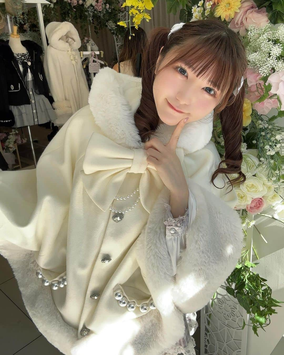 桃姫もえかさんのインスタグラム写真 - (桃姫もえかInstagram)「ぎゅてしよ？❄️  MARSさんのオフ会行ってきた🎀 このアウター今日発売でもう売り切れ早い〜！！ゲットしようとしてたからかなちぃ🥲 絶対再販したらげっとする〜みんなもお揃いしよ♡ 色三色あるよ〜♡  #mars #まーず #ガーリーコーデ  #アウターコーデ  #アウター#ツインテール #へあーすたいる #ヘアメ #ヘアアレンジ  #へああれんじ   #フレンチガーリー #量産型 #量産型女子 #量産型オタク #おしゃれさんと繋がりたい  #アイドル    #アイドル好きと繋がりたい #地下アイドル  #雰囲気すきな人いいね #自発ください #いいね返し #美男美女さんと繋がりたい  #アニメ好きな人と繋がりたい  #自撮り界隈 #kosplay #隠しきれないヲタク  #likeforlike #instagood  #selfie#disneyworld」9月29日 19時31分 - moeka_141221