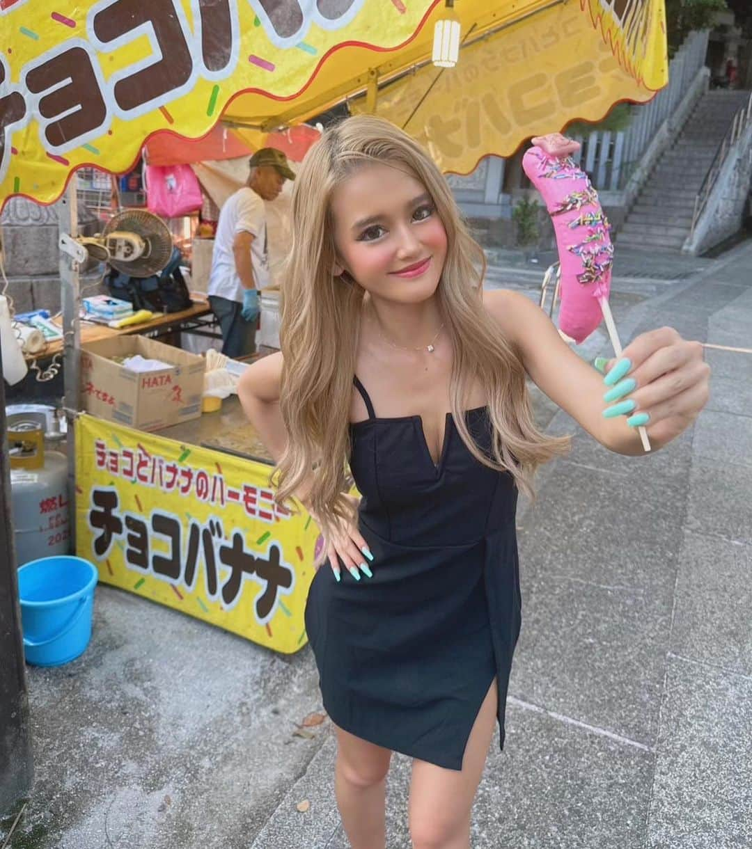 あやかのインスタグラム：「共食いしてみた🍌💓  ここのお祭り 夏とか冬とか関係なく 毎月28日に縁日でてるって 最高すぎーーーーん？❤️‍🔥 . . #fashion#onepiece#shein #festival#tokyo #縁日#お祭り#屋台#shein購入品  #ワンピ#ワンピース#ブラックコーデ#目黒不動尊」