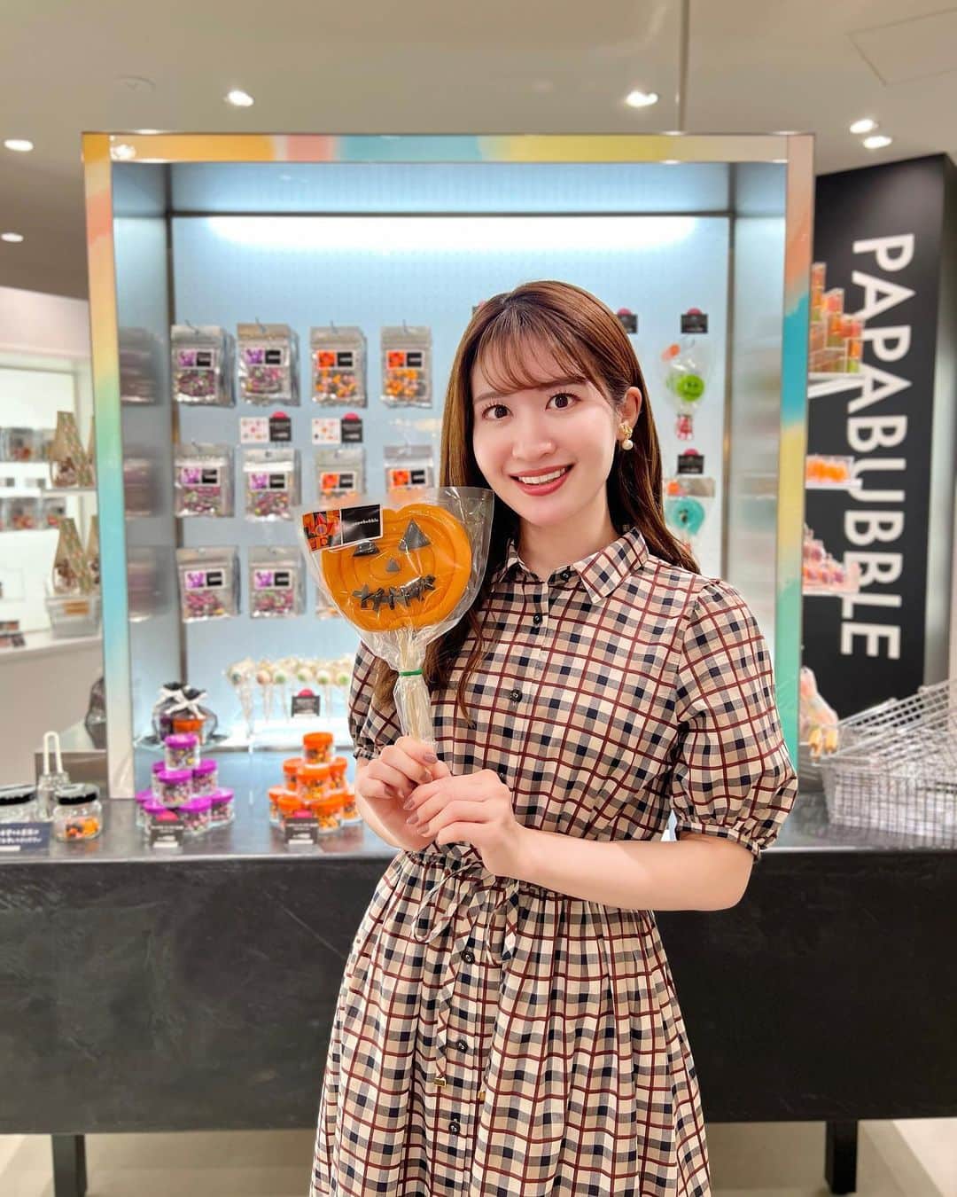 沢井里奈さんのインスタグラム写真 - (沢井里奈Instagram)「#PR #タイアップ  松坂屋名古屋店 南館2階にある アートキャンディ専門店｢PAPABUBBLE｣🍬✨  @kikiyococho_nagoya  ｢世界一おもしろいお菓子屋さん｣がコンセプトの バルセロナ発祥のアート・キャンディ・ショップ🍭🫧  伝統の飴細工の技術を用いた わくわくするバラエティ豊かな商品が ずらりと並んでいました🌈✨  期間限定の商品もあって 今の時期はハロウィンに向けて 愉快なスイーツがたくさん🎃👻  🎃ハロウィンロリポップ(かぼちゃ) 👻光るハロウィンロリポップ(おばけ) 👁目玉ロリポップ 👂🏻耳グミ 🧠脳みそマシュマロ  一つ一つすごく繊細なデザインで フレーバーも色々楽しめたり、 味もとっても美味しかったです🥹💕💕  見て楽しい☺️選んで楽しい☺️食べて楽しい☺️ ぜひこの機会に足を運んでみて下さい🍁✨  #松坂屋名古屋店 #松坂屋アンバサダー #キキヨコチョ名古屋 #kikiyocochonagoya #kikiyococho_nagoya #kikiyococho #PAPABUBBLE #パパブブレ」9月29日 19時34分 - sawairina