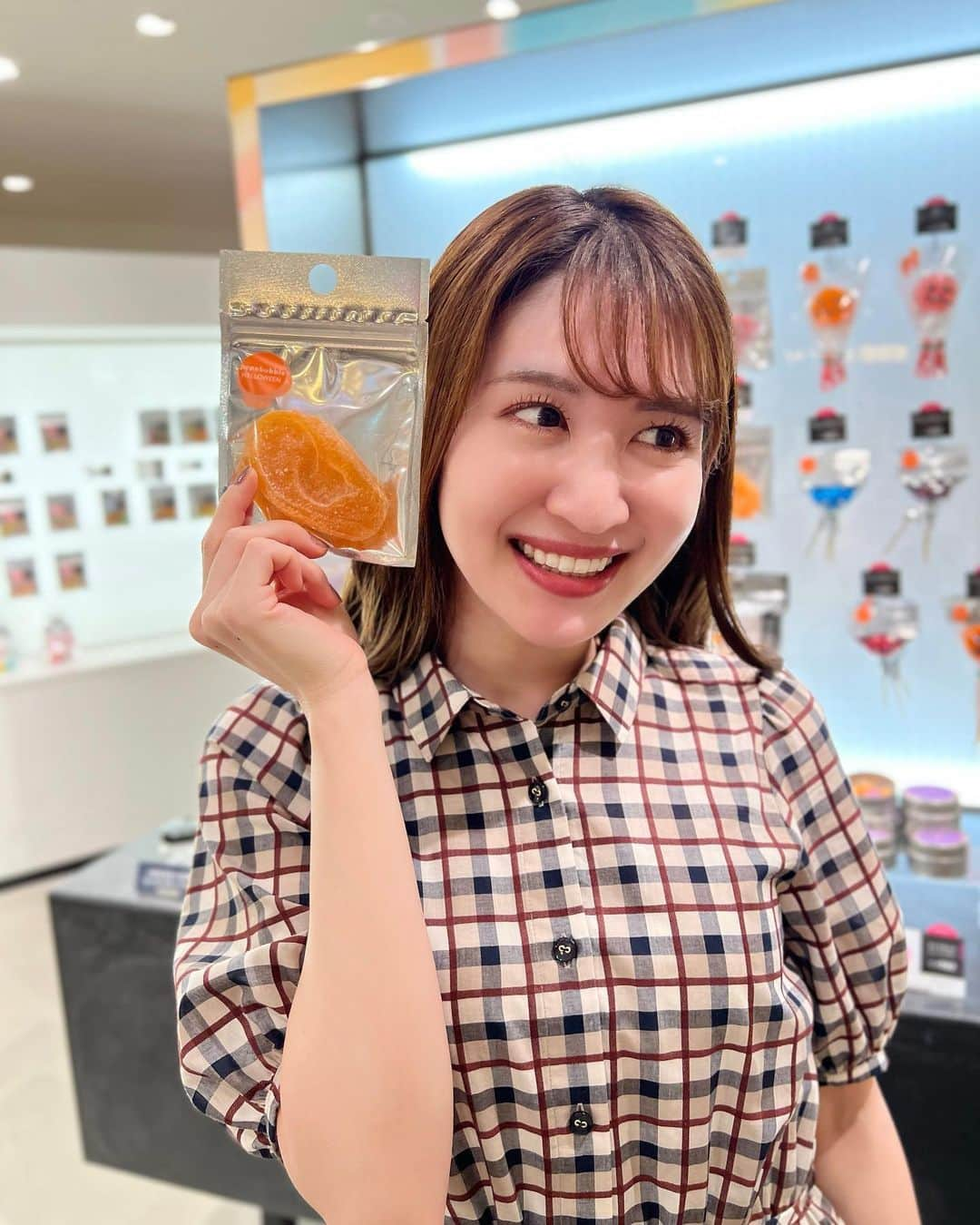 沢井里奈さんのインスタグラム写真 - (沢井里奈Instagram)「#PR #タイアップ  松坂屋名古屋店 南館2階にある アートキャンディ専門店｢PAPABUBBLE｣🍬✨  @kikiyococho_nagoya  ｢世界一おもしろいお菓子屋さん｣がコンセプトの バルセロナ発祥のアート・キャンディ・ショップ🍭🫧  伝統の飴細工の技術を用いた わくわくするバラエティ豊かな商品が ずらりと並んでいました🌈✨  期間限定の商品もあって 今の時期はハロウィンに向けて 愉快なスイーツがたくさん🎃👻  🎃ハロウィンロリポップ(かぼちゃ) 👻光るハロウィンロリポップ(おばけ) 👁目玉ロリポップ 👂🏻耳グミ 🧠脳みそマシュマロ  一つ一つすごく繊細なデザインで フレーバーも色々楽しめたり、 味もとっても美味しかったです🥹💕💕  見て楽しい☺️選んで楽しい☺️食べて楽しい☺️ ぜひこの機会に足を運んでみて下さい🍁✨  #松坂屋名古屋店 #松坂屋アンバサダー #キキヨコチョ名古屋 #kikiyocochonagoya #kikiyococho_nagoya #kikiyococho #PAPABUBBLE #パパブブレ」9月29日 19時34分 - sawairina