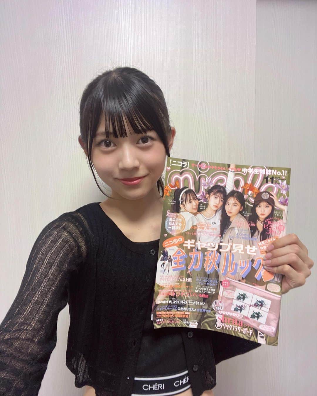 のインスタグラム：「ニコラ11月号で表紙を飾らせていただきました！  ずっと目標だった表紙を飾ることができて本当に嬉しいです😭  いつも応援してくれるみんなのおかげです！！本当にありがとうございます、、！  どんどん次の目標に向かって頑張っていくのでこれからもよろしくお願いします⸜❤︎⸝‍  ぜひぜひゲットしてほしいです🤍  #吉本麗南#ニコラ#nicola#ニコラ11月号発売中#ニコモ」
