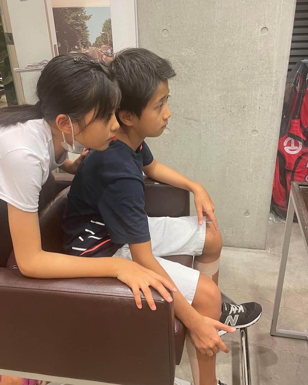 市川海老蔵 （11代目）のインスタグラム：「* There’s going to be a shooting soon, so both of them are having a haircut.  撮影近いので、  2人とも  髪の毛切る。  #市川團十郎白猿 #市川海老蔵 #海老蔵  #市川新之助 #成田屋 #歌舞伎 #成長記録 #子育てぐらむ #子供のいる暮らし #子どものいる暮らし #子育て日記 #三千世界 #children #childphotography #daughter #son #ABKAI #ABMORI #ebizoichikawa #ebizo #kabuki #thunderparty #theater #theaterarts #actor #japan #classic」
