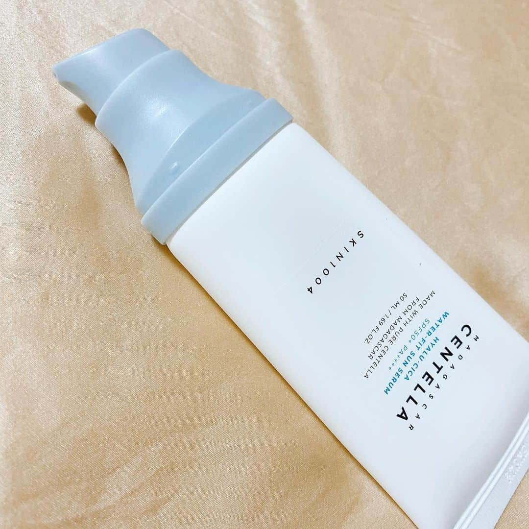 mizukiさんのインスタグラム写真 - (mizukiInstagram)「.  最近メイクしない日は毎日これ🌿  ウォーターフィット サンセラム SPF50+ PA++++  ヒアルロン酸とシカ成分配合の しっとり潤うサンセラム☀️ 日焼け止め特有の乾燥する感じもなく しっかり紫外線対策しながら ツボクサエキスでお肌のケアも👌🏻  スッと伸びが良くてベタつきも少なく 軽い着け心地だから好き✌🏻 もちろんこの上からメイクも💄◎  保湿しながらUV対策したい人に ぜひ使ってほしいアイテム🤍  PR @skin1004_japan #skin1004japan #韓国コスメ #シカコスメ　 #韓国美容 #スキン1004 #鎮静ケア #サンセラム #skin1004 #日焼け #uvケア #紫外線対策 #シカ #保湿」9月29日 19時36分 - mizukich13