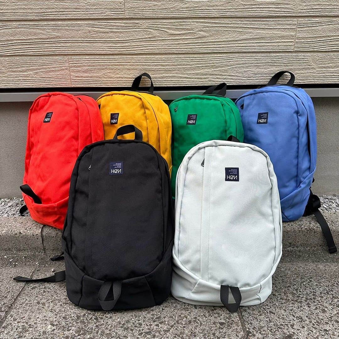 HeMのインスタグラム：「-NEW ARRIVALS-  全6色とカラーが豊富なバッグが登場🌈 お気に入りのカラーが見つかるはず！  ポケットがたくさんついているので荷物の収納も楽々！ シーンを選ばず使えます😌  プロフィールページのURLからオンラインショップをチェック✔︎  ＿＿＿＿＿＿＿＿＿＿＿＿＿＿＿＿＿＿＿＿＿＿  リンク　￥8,800（tax in） ＿＿＿＿＿＿＿＿＿＿＿＿＿＿＿＿＿＿＿＿＿＿  Instagramで紹介している商品は、画像をタップorプロフィールページの「ショップ」からご覧いただけます💡  #HeM #リュック #リュックコーデ #リュック好き #大容量バッグ #軽量バッグ #カラバリ #通学リュック #学生バッグシュバッグ  #軽量リュック #今日のバッグ  #軽量 #雨の日コーデ#雨の日」