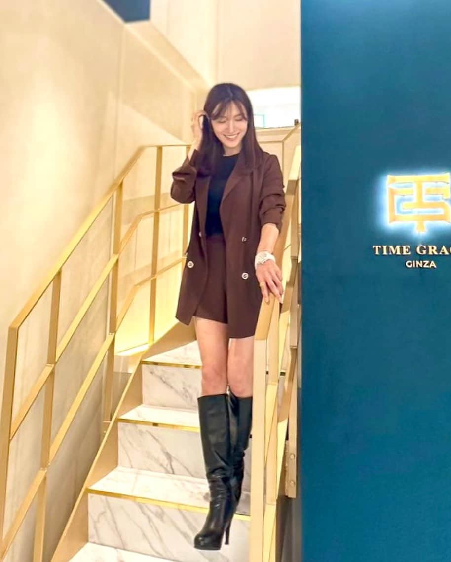 白瀬由莉さんのインスタグラム写真 - (白瀬由莉Instagram)「朝晩の涼しさから 運動会を思い出すのわたしだけかな？🏃‍♀️🤣  銀座の時計屋さんにぶらっと⌚️  CHANELとBVLGARIとRolexを試着させてもらった👼🏻 時計はめちゃくちゃ華奢なのがすきやったけど 大きいのもかわいい🫣💛 色んなブランドさんを見れるのが🙆‍♀️💓  涼しくなってきたのでみなさんお体にお気をつけてです🫶🏻  明日も素敵な1日を☺️🌈  🌷🧚🏻‍♀️🌻  #timegrace_pr #bulgari  #chanelofficial  #rolex  #腕時計」9月29日 19時38分 - yuri_shirase
