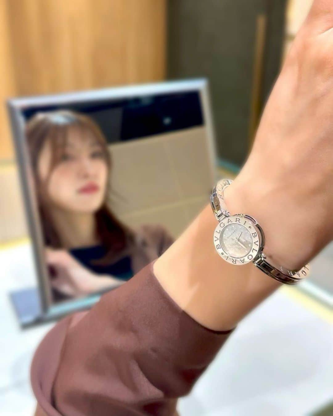 白瀬由莉さんのインスタグラム写真 - (白瀬由莉Instagram)「朝晩の涼しさから 運動会を思い出すのわたしだけかな？🏃‍♀️🤣  銀座の時計屋さんにぶらっと⌚️  CHANELとBVLGARIとRolexを試着させてもらった👼🏻 時計はめちゃくちゃ華奢なのがすきやったけど 大きいのもかわいい🫣💛 色んなブランドさんを見れるのが🙆‍♀️💓  涼しくなってきたのでみなさんお体にお気をつけてです🫶🏻  明日も素敵な1日を☺️🌈  🌷🧚🏻‍♀️🌻  #timegrace_pr #bulgari  #chanelofficial  #rolex  #腕時計」9月29日 19時38分 - yuri_shirase