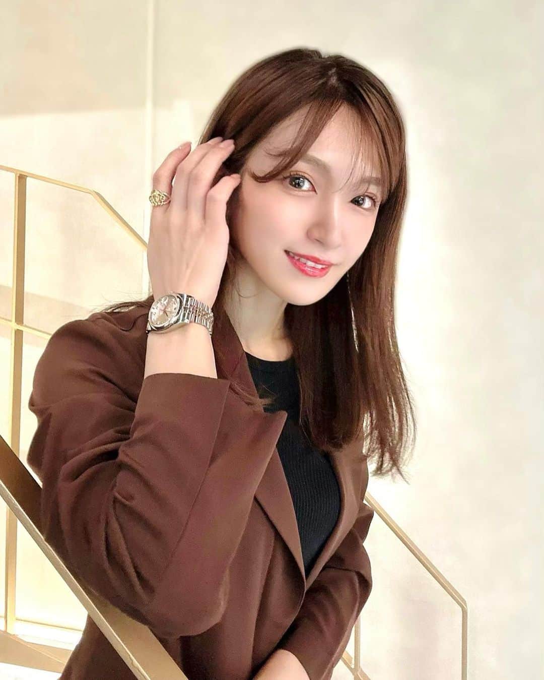 白瀬由莉のインスタグラム：「朝晩の涼しさから 運動会を思い出すのわたしだけかな？🏃‍♀️🤣  銀座の時計屋さんにぶらっと⌚️  CHANELとBVLGARIとRolexを試着させてもらった👼🏻 時計はめちゃくちゃ華奢なのがすきやったけど 大きいのもかわいい🫣💛 色んなブランドさんを見れるのが🙆‍♀️💓  涼しくなってきたのでみなさんお体にお気をつけてです🫶🏻  明日も素敵な1日を☺️🌈  🌷🧚🏻‍♀️🌻  #timegrace_pr #bulgari  #chanelofficial  #rolex  #腕時計」