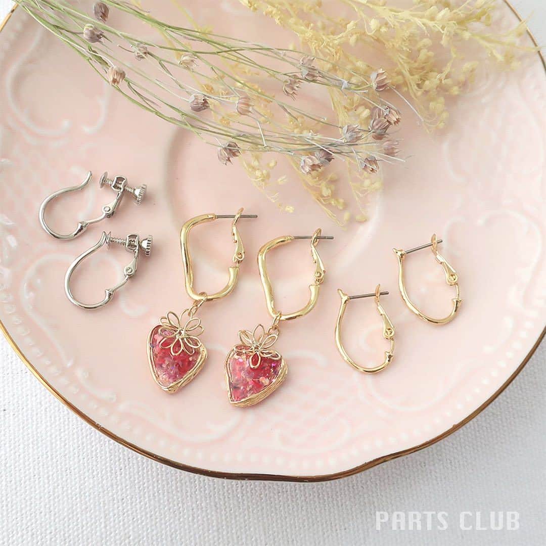 パーツクラブ Partsclub 公式アカウントさんのインスタグラム写真 - (パーツクラブ Partsclub 公式アカウントInstagram)「♡ 《New arrival》 全店舗：徐々に入荷予定 オンラインショップ：販売中 ⁡ ウェーブラインのフープが魅力！ ピアス・イヤリング金具に新作が登場♪ ⁡ ━━━━━━━━━━━━━━━━ ※商品の入荷状況、お取り扱いは店舗により異なります。ご利用の店舗に直接お問い合わせ下さい。 ━━━━━━━━━━━━━━━━ #partsclub #handmade #accessory #パーツクラブ公式アカウント #パーツクラブ #グランプレール #イヤーアクセサリー #フープ #ハンドメイド @partsclub_official」9月29日 19時48分 - partsclub_official