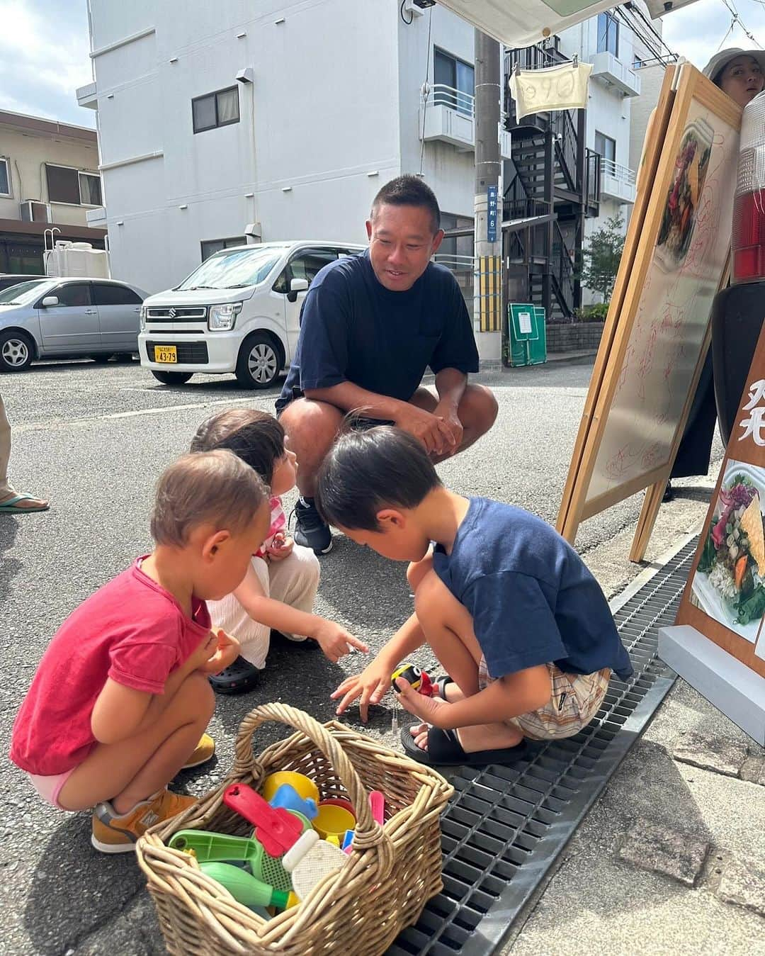 Yuri Sakuraiさんのインスタグラム写真 - (Yuri SakuraiInstagram)「今回もまた 発酵キーマカレーやチャイをキッチンカーで販売しているゆっこさんのキッチンカー に顔をだしてきました！  フードコーディネーターの資格を持って、 スパイスを組み合わせたり、 お肉を使わず大豆ミートを使って、 お肉に負けないくらい美味しさの詰めこみ、 時間をかけ作られたカレーは、本当に絶品。  1口口に入れた瞬間に、 こだわりを感じられる味なのです！  そして遊びに行く度、 旦那様やお子様2人が温かく迎えてくれて、 娘の杏ちゃんもすぐに打ち解けて楽しそうな姿を見れるのも楽しみの一つ。  東京にいる頃に知り合い、 関わる仲間からもゆっこさんがカフェを開きたい！という想いを聞かせてもらっていて、 その目標に向かい、1歩としてキッチンカーを openさせ、２児の母として子育てをしながらも自分のやりたいことに向かって進む姿は、本当に逞しく刺激を頂いてます。  発酵カレーやチャイの美味しさと ゆっこさんファミリーの温かさに触れられる キッチンカー「カゾクノカレー」。  大阪寝屋川で週末営業されたり、 関西地区のイベント出店などもされてるので、 大阪地区の方はぜひゆっこさんのアカウントをチェックして足を運ばれてみて下さい☆  #キッチンカー#大阪キッチンカー#発酵カレー#チャイ#ヴィーガン#大阪カレー#２児の母#男の子のママ#女の子のママ#ワーママ#子育て#育児#かぞくのじかん#フードコーディネーター#料理#料理家#大阪フードコーディネーター#mama#papa#family#girl#boy」9月29日 19時40分 - yuri_sakuraiii