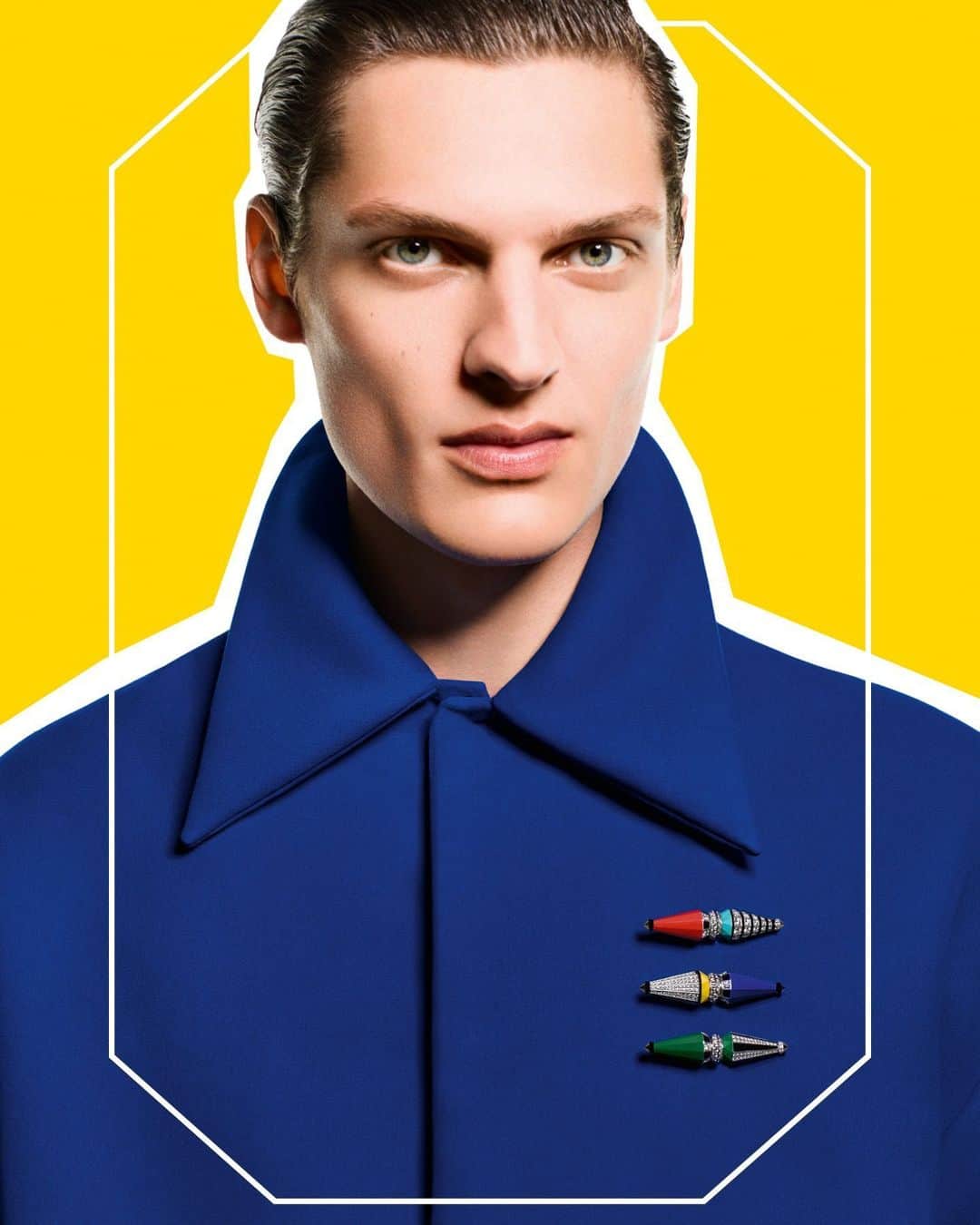 ブシュロンのインスタグラム：「HIT THE ROAD JACK ⁣ Boucheron's iconic Jack is reinvented in an ultra-light version that's as precious as ever. The secret? The use of magnesium, an innovative material 10 times lighter than gold. Here, the brooches come in pop colors: red, blue, green and yellow.⁣ ⁣ #BoucheronInnovation⁣  #HitTheRoadJack」