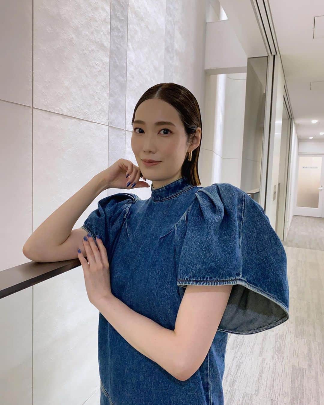 愛月ひかるのインスタグラム：「撮影のオフショットも💓 このワンピースね、デザイン変わってて凄くお気に入りなんだけど…この日もヘアメイクしていただいた@tomokookada さんとキングダムの王騎将軍っぽいねって話になったらもうそれにしか見えなくなってきてしまった😂でもこれからも沢山着ます✨  👗…SPORTMAX 👜＆👠…FENDI  #王騎将軍 じゃないよ🤣 そしてこれ私の肩幅じゃないからね。肩パッド入ってます‼️」