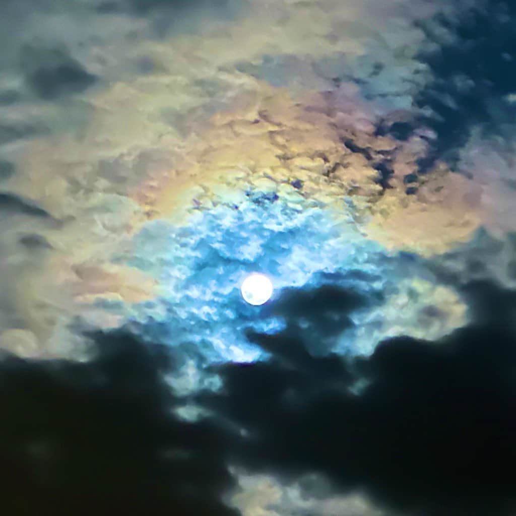綾瀬マリアのインスタグラム：「お月見🎑 虹🌈みたいな雲が☁️綺麗✨  19時35分 #福島県いわき市  #中秋の名月 🌕 #十五夜 🎑 #iPhone14Pro ちょっとズームしてます🔍 #ゴジてれでお月見」