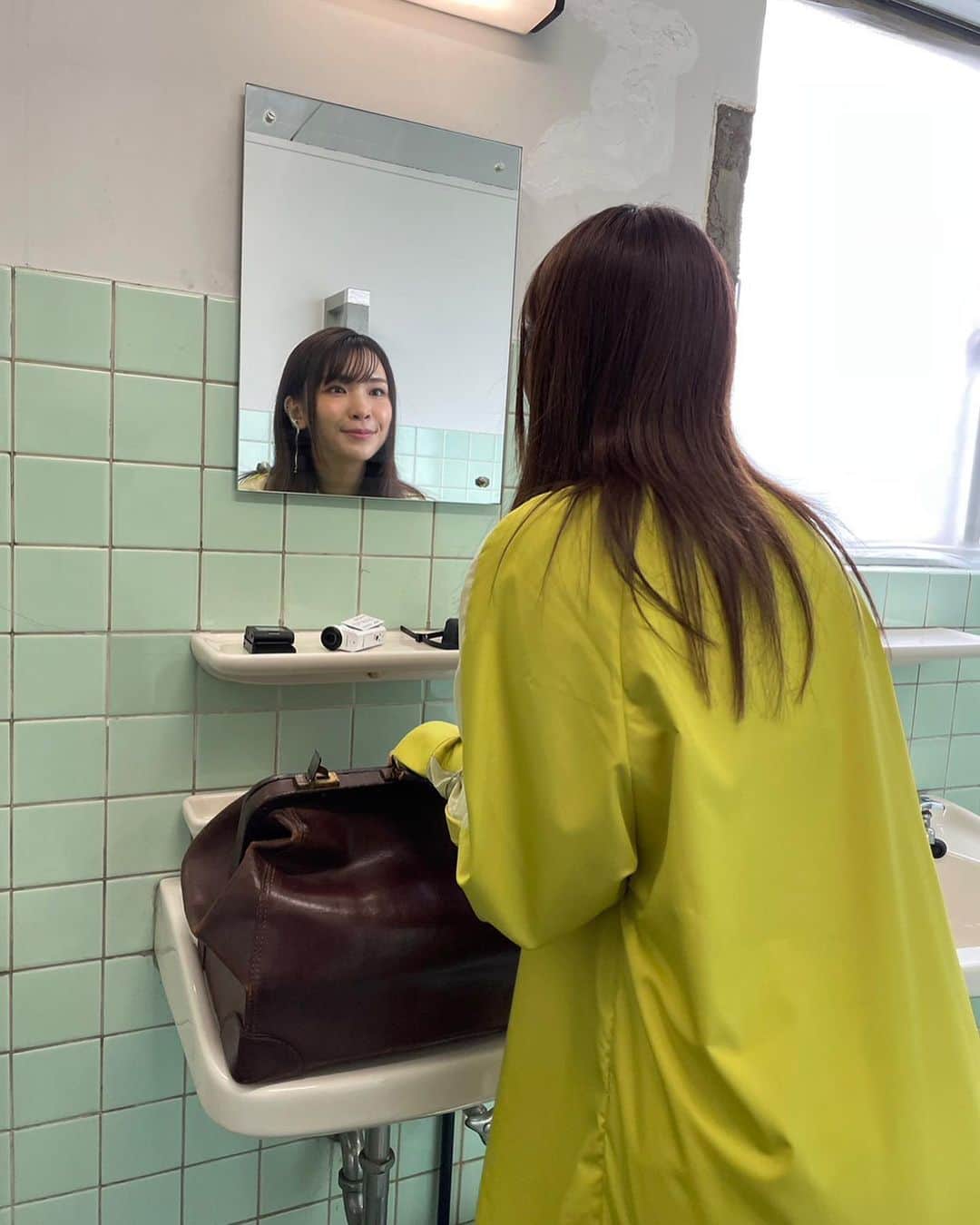 蒼山幸子さんのインスタグラム写真 - (蒼山幸子Instagram)「MVオフショットその2。🪩 鏡越しに見てくる女。 撮影の最初がこの緑タイルの シーンだったのですが、 見かけより開けるのにコツがいる レトロバッグに苦戦したり。 ちょっとだけいつもと違う髪型にしたくて メイクさんとちょうどよい塩梅の 分け目を研究したり。 衣装はMVのために新しく選んだもの。 アクセサリーだけ、アー写と同じものを 使わせて頂いてます。 そのあと喫茶店シーンへの撮影のため 移動しようとしたらちょうど全員で ものすごいゲリラ豪雨に鉢合わせてしまって、 びしょ濡れになったりしましたが、 賑やかな撮影チームのみなさんのおかげで 終始笑いの絶えない一日でした。 夜のシーンは無事晴れたのでよかった。🌉」9月29日 19時42分 - sachiko_aoyama