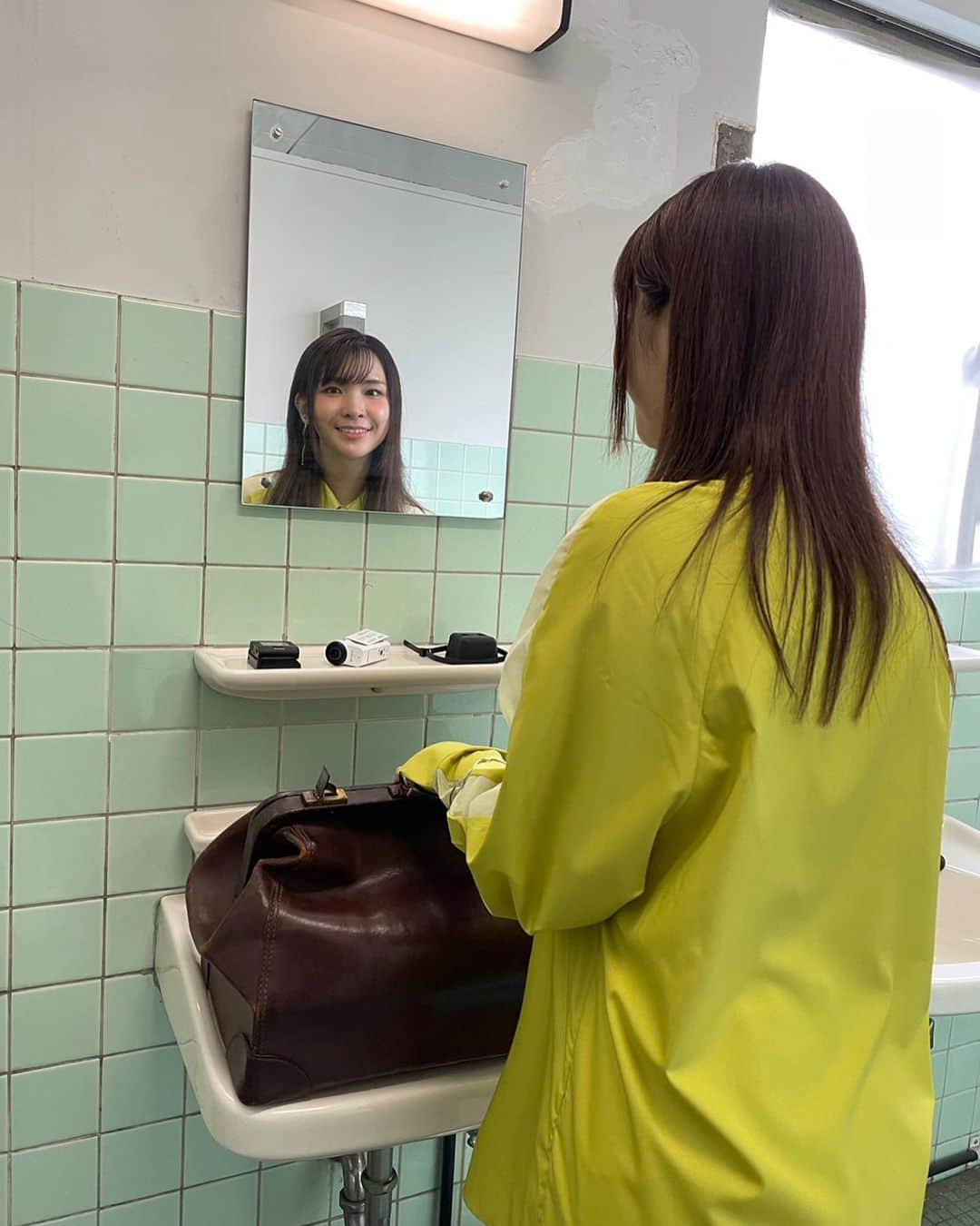蒼山幸子さんのインスタグラム写真 - (蒼山幸子Instagram)「MVオフショットその2。🪩 鏡越しに見てくる女。 撮影の最初がこの緑タイルの シーンだったのですが、 見かけより開けるのにコツがいる レトロバッグに苦戦したり。 ちょっとだけいつもと違う髪型にしたくて メイクさんとちょうどよい塩梅の 分け目を研究したり。 衣装はMVのために新しく選んだもの。 アクセサリーだけ、アー写と同じものを 使わせて頂いてます。 そのあと喫茶店シーンへの撮影のため 移動しようとしたらちょうど全員で ものすごいゲリラ豪雨に鉢合わせてしまって、 びしょ濡れになったりしましたが、 賑やかな撮影チームのみなさんのおかげで 終始笑いの絶えない一日でした。 夜のシーンは無事晴れたのでよかった。🌉」9月29日 19時42分 - sachiko_aoyama