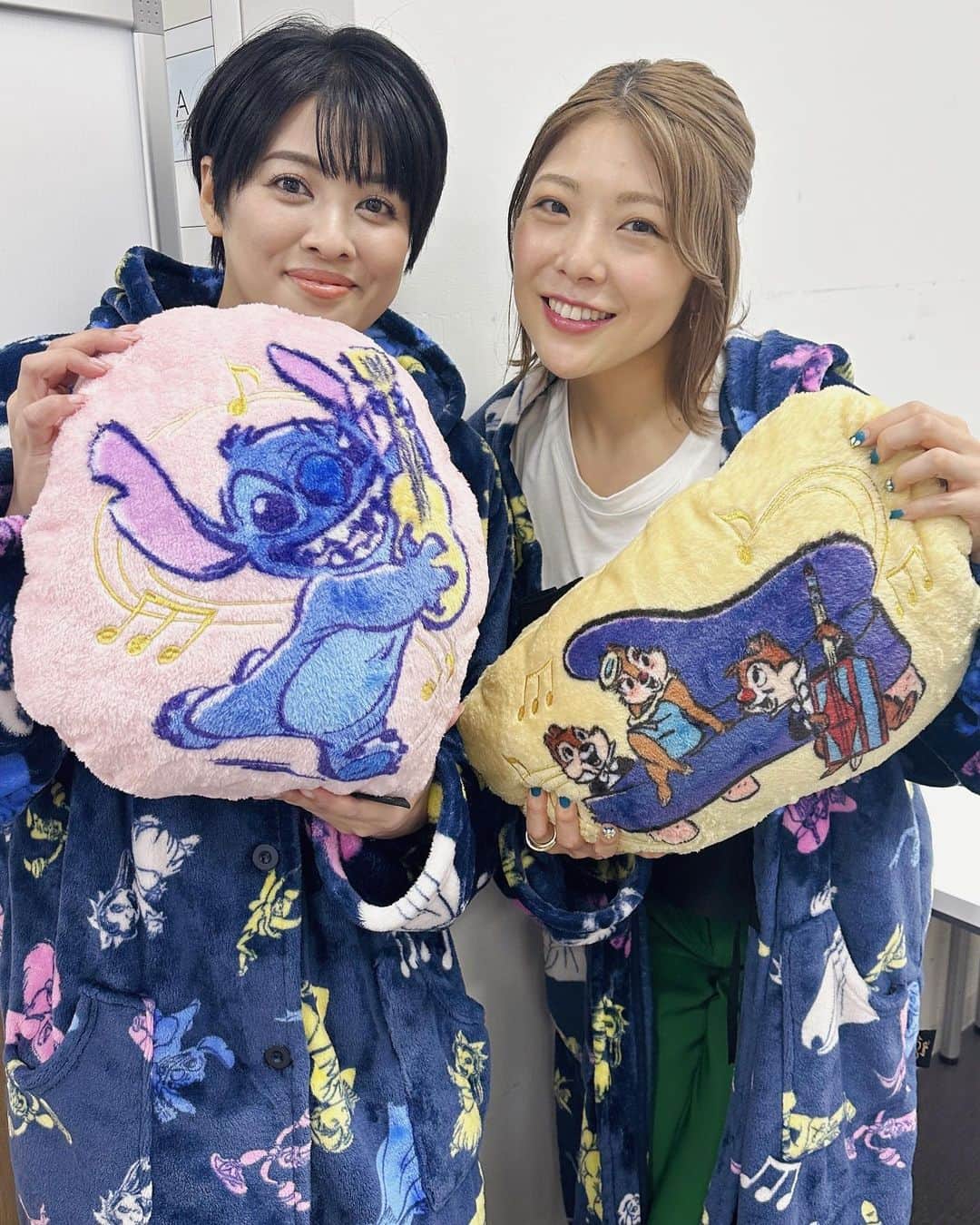 のインスタグラム：「ショップチャンネル生配信を見て下さったさん、ありがとうございました😌✨  100周年限定デザインの素敵なディズニー商品達が、購入して下さった皆さんの生活に沢山の笑顔をもたらしてくれますよーに🥰  ご一緒したキャストの赤堀さんと📷✨  今日のメイクは 以前もお世話になったジョージ( @george828 )さん💕  ジョージさんのメイクもヘアアレンジも大好きだから、今回またご一緒できて嬉しかったー🥰  #ショップチャンネル  #ディズニー  #100周年 #限定商品」
