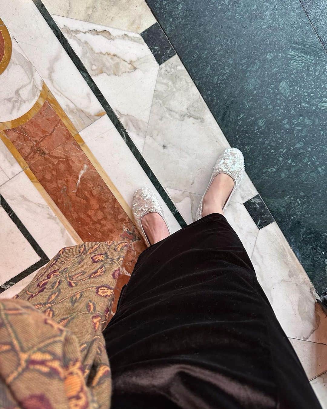 のインスタグラム：「. 旅行用に買ったフラットシューズ🥿✨ キラキラスパンコールで可愛い🤍 お気に入り🫶🏻 @zara   #イタリア #イタリア旅行 #ローマ #ザラ #フラットシューズ #italia #roma #zara」