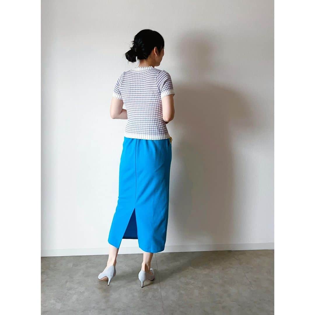 のインスタグラム：「. そろそろ秋服にしたいなと思いつつも、暑いので結局半袖に☀︎ @doula_doula.ec のニット、丈が短めでコンパクトな作りです☺︎ . ニットに合わせてスカートは @coca_official_store の鮮やかなブルーを合わせました🫐 . . #ニット　: #doula_doula  #スカート　: #coca #パンプス　: #pellico  . . #PR #ootd #mineby3mootd #mamagirl #coca_code #プチプラコーデ #ママコーデ #ファッションコーデ #ファッション好きな人と繋がりたい #ブルーコーデ #きれいめコーデ #r_fashion #magaseek」