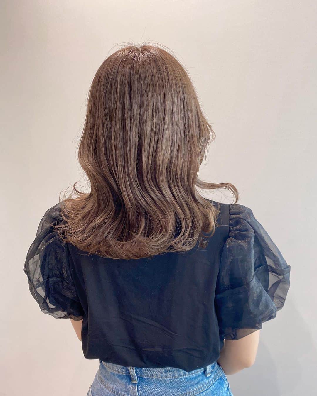 Miyoのインスタグラム：「New haircolor🤍  髪が生き返った〜🥹 めっちゃ好みの色♡  今までにブリーチ2回してるから、傷みが気になってて💦最近ヘアケア頑張ってるよ🥹💓  最近Twitterで見かけたヘアオイルが めっちゃ良かった‼️(3枚目) 今日、美容師さんにも髪ツヤツヤって褒めてもらえたよ🙌🏻✨ (ココネシャンプーのおかげもあるかも)  オススメのヘアオイルは 楽天roomに載せておくね🩷 サラつやになるから是非使ってみて🥹」