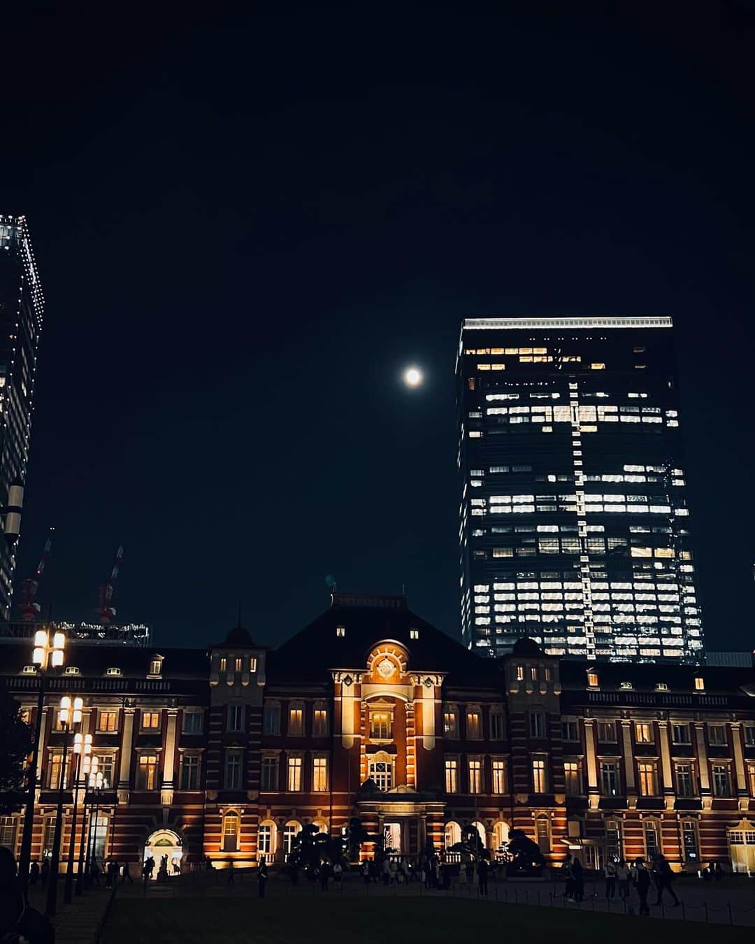 東京ステーションホテルTokyo Station Hotelのインスタグラム：「ℍ𝕒𝕣𝕧𝕖𝕤𝕥 𝕞𝕠𝕠𝕟 東京駅の頭上にきれいな満月。夜は気温も下がり少しずつ過ごしやすくなりました。それぞれにとって素敵な秋となりますように。 ⁡ Japan has a traditional custom of enjoying the Harvest moon. The beautiful full moon above Tokyo Station.  ————————————————————— @tokyostationhotel @forbestravelguide @smallluxuryhotels @smallluxuryhotels_jp @tokyostationcity @kiwicollection @serendipitea #carewhereyoustay #travelselect #weareinternova #tokyostation #tokyostationhotel #tokyotravel #tokyotrip #tokyohotel #japantravel #japanhotel #photogenic_jp #sky #moon #東京ステーションホテル #東京駅 #東京駅舎 #丸の内 #丸の内駅舎 #東京ホテル #ホカンス #中秋の名月 #中秋の名月🌕 #夜空 #空」