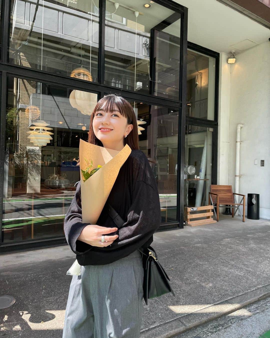 馬渕由妃さんのインスタグラム写真 - (馬渕由妃Instagram)「なんだか久しぶりの休日 カフェでひと休みしてお花屋さん行って帰り道に可愛いワンちゃんに遭遇したそんな１日🌼」9月29日 19時46分 - yuki_mabuchi