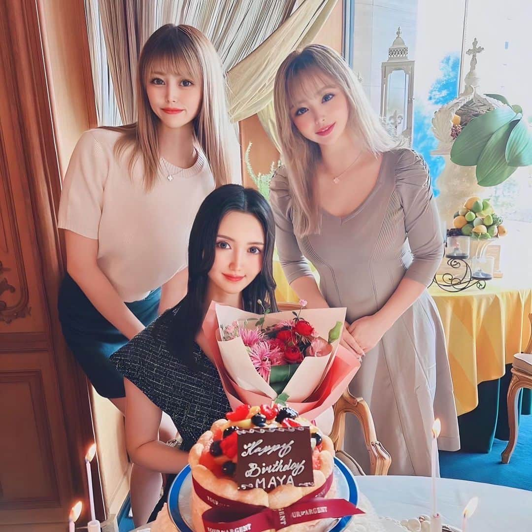 志崎ひなたさんのインスタグラム写真 - (志崎ひなたInstagram)「まやのお誕生日会した🎂🎉 3人で話してるとあっという間に時間過ぎる🥹💕  #女子会#誕生日会#ランチ#ニューオータニ#ニューオータニ東京#トゥールダルジャン」9月29日 19時56分 - shizaki_hinata