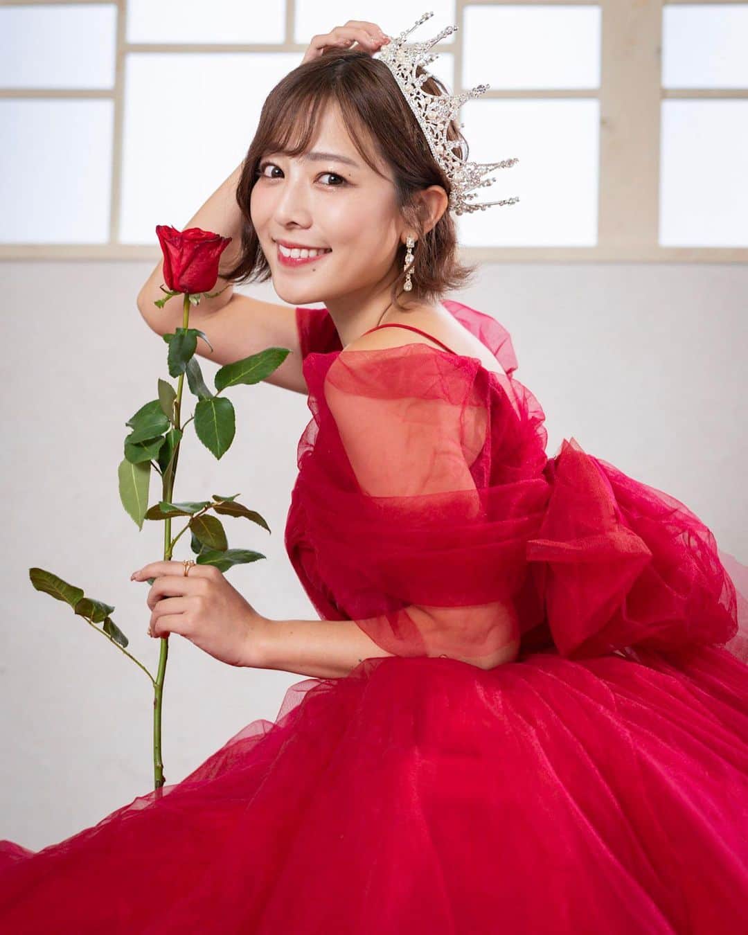 のインスタグラム：「🌹×❤️＝cindy？？  #ウェディングフォト #ウェディングドレス #ウェディング #ウェディングヘア #wedding #weddingdress #weddingphotography #fyp #bachelor #バチェラー #🌹」
