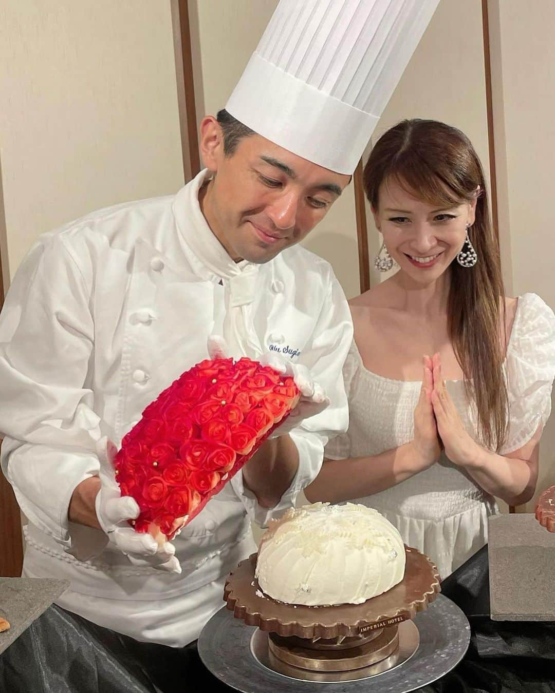 里井真由美さんのインスタグラム写真 - (里井真由美Instagram)「帝国ホテルの栗スマス& クリスマスケーキたちでございます〜  @imperialhotel_jp_official  @yusugimoto_official   10/2から帝国ホテル会員さまの先行予約開始 10/16から一般予約が始まります！  クリスマスモンブラン、  そして、杉本料理長ならではの 【Truffe「S」2023】今年もすごい！  「焼き菓子と生菓子の中間のチョコレートケーキ」 というコンセプトのもと、 食べる部分によって異なる味香りが楽しめます。 トリュフクリーム、バナナ、テリーヌショコラ、チョコレートクランチ、ドライいちじくやナッツ、 表面にはパリパリのカカオのパイ生地で、 食感の遊び心も満点〜💯  。。。  更に新作は Couronne de Noël（クーロンヌ ド ノエル  苺コンポートとピスタチオのムース、 アーモンド風味の生地とぴったりの相性〜  。。。  前回ご紹介させて頂いた ロビーローズもお早めにご予約くださいね 。。。  全て10/2からのご予約です。  ぜひ、公式サイトをご確認 要チェックなさってくださいね☑️☑️☑️  あっという間に完売してしまうので お見逃しなく〜  🔻  https://www.imperialhotel.co.jp/j/tokyo/hotelshop/special/imperial_xmas.html  @imperialhotel_jp_official   。。。  ⭕️明日9/30 TBSテレビ「王様のブランチ」見てねー❤️ 12時以降の「買い物の達人」コーナーです  。。。  今日もお疲れ様でございます 明日からも素敵な毎日でありますように✨  。。。  #帝国ホテル#imperialhotel #PR #imperialhoteltokyo #クリスマスケーキ #christmas #christmascake #薔薇#バラ　#里井真由美#フードジャーナリスト里井真由美#さといいね#ありが糖運動#japan#japanesegirl#japanese」9月29日 19時53分 - mayumi.satoi