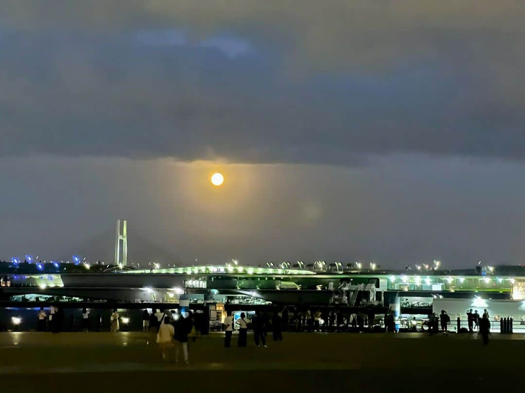 横浜赤レンガ倉庫のインスタグラム：「. 9月29日は中秋の名月🌝🌾 赤レンガ倉庫からもキレイに見えました📸  #満月 #中秋の名月 #横浜赤レンガ倉庫 #赤レンガ #横浜 #みなとみらい #yokohamaredbrickwarehouse #yokohama」