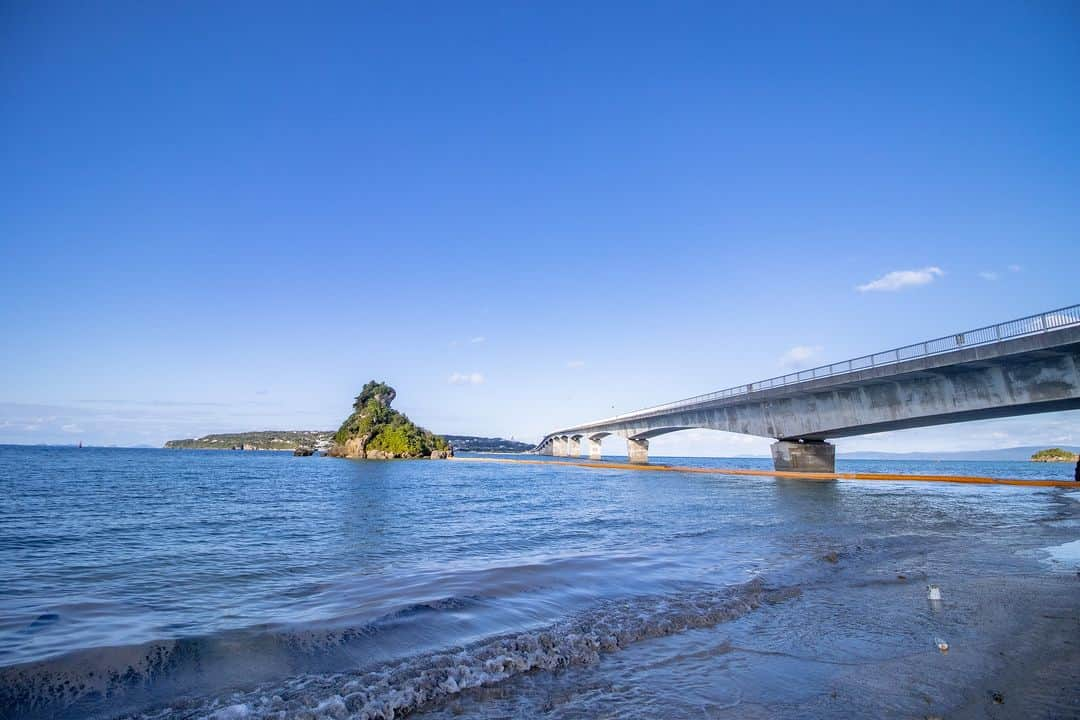 Be.okinawaさんのインスタグラム写真 - (Be.okinawaInstagram)「Kouri Island is a small but inhabited island that offers stunning ocean views🌊 of Okinawa!    Accessible via the 1960-meter-long Kouri Ohashi Bridge, you can explore the Tokei Beach, a hidden gem of the island, and the famous Heart Rocks, which tell the story of a local legend❤️   Kouri Island also boasts abundant history and beliefs of Okinawa, making it an ideal destination for those interested in both Okinawa's nature and culture.   #japan #okinawa #visitokinawa #okinawajapan #discoverjapan #japantravel #okinawatradition #okinawaculture #okinawascenery #bridgescenery #outdoorscenery #okinawaisland #okinawabeach」9月29日 20時00分 - visitokinawajapan