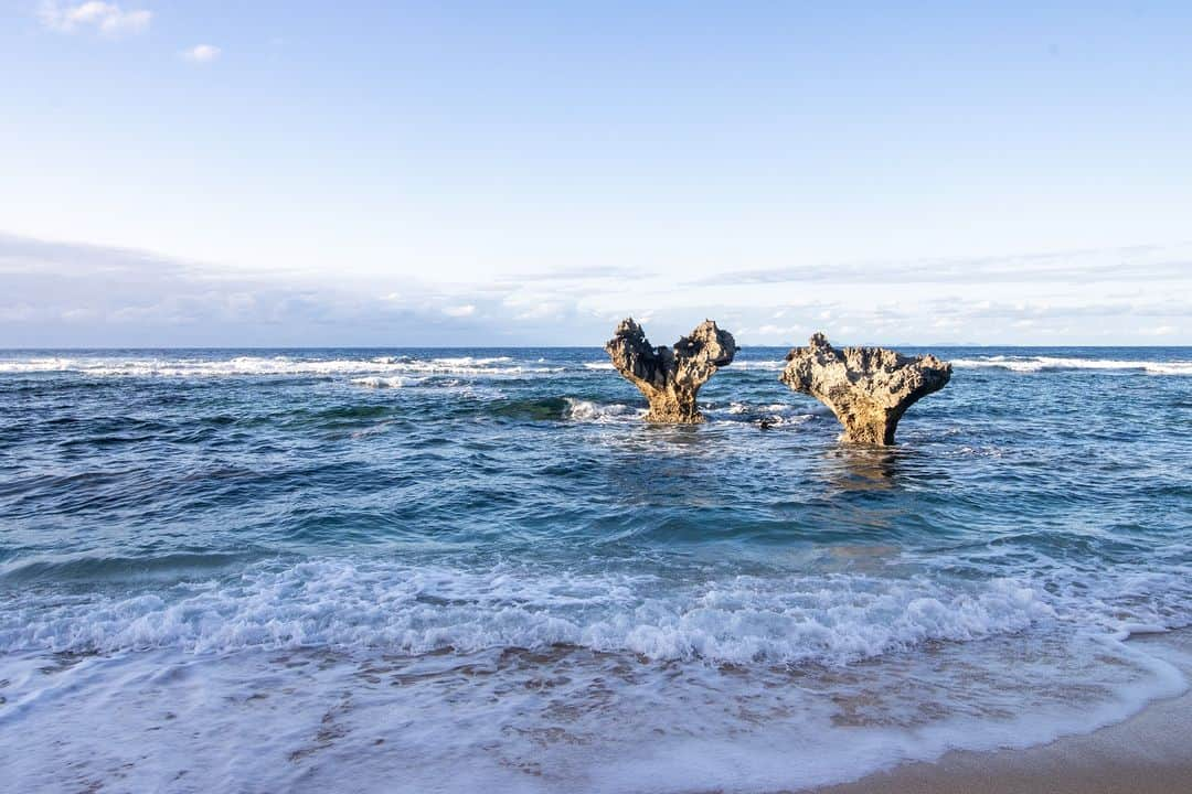 Be.okinawaのインスタグラム：「Kouri Island is a small but inhabited island that offers stunning ocean views🌊 of Okinawa!    Accessible via the 1960-meter-long Kouri Ohashi Bridge, you can explore the Tokei Beach, a hidden gem of the island, and the famous Heart Rocks, which tell the story of a local legend❤️   Kouri Island also boasts abundant history and beliefs of Okinawa, making it an ideal destination for those interested in both Okinawa's nature and culture.   #japan #okinawa #visitokinawa #okinawajapan #discoverjapan #japantravel #okinawatradition #okinawaculture #okinawascenery #bridgescenery #outdoorscenery #okinawaisland #okinawabeach」