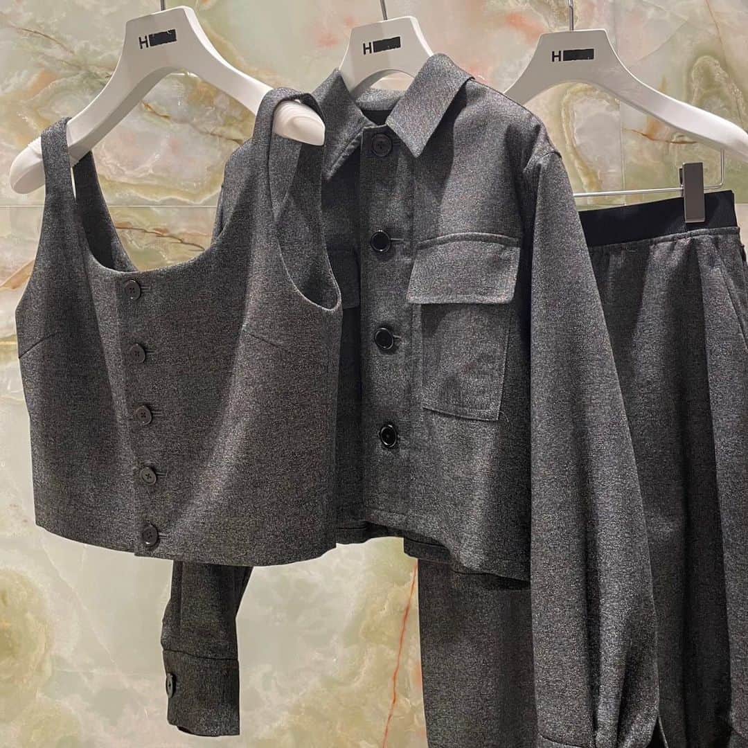 のインスタグラム：「＜H BEAUTY&YOUTH＞ WOOL GABA CAMI ¥26,400 Color: DK.GREEN Size: FREE  WOOL GABA PANTS ¥33,000 Color: DK.GREEN Size: S/M  WOOL GABA CROPPED CPO SHIRT ¥44,000 Color: DK.GREEN Size: S/M  #H_beautyandyouth #エイチビューティアンドユース @h_beautyandyouth  #BEAUTYANDYOUTH #ビューティアンドユース #Unitedarrows #ユナイテッドアローズ」