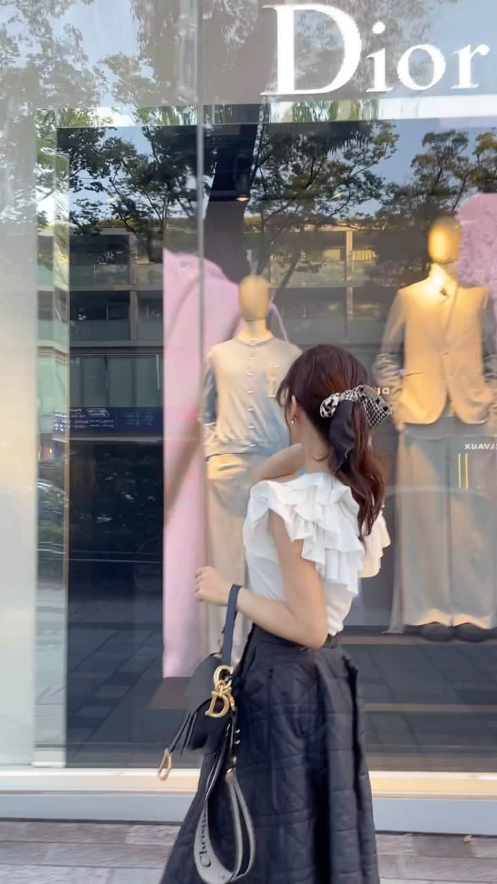 小沼瑞季のインスタグラム：「表参道でshopping🐈💕🎵 ラルフローレンでピンクポニーのキャップと epineの展示会でお洋服オーダー🩰 ⁡ ⁡ @dior の新作のTシャツ着たよ🎠🗝 これからまだまだ暑い日ありそうだし 羽織りあれば全然着れそう❕ ⁡ ⁡ ⁡ #dior #ディオール #表参道 #omotesando」