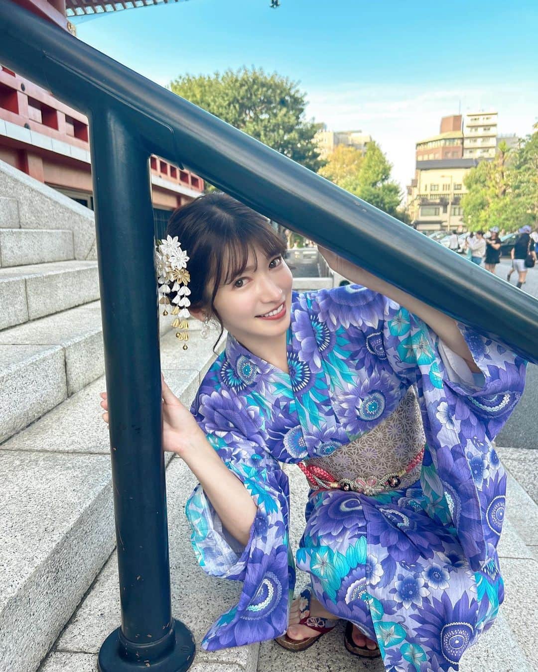 渚志帆のインスタグラム：「今年の夏、最後の浴衣👘 浅草でゆかんぽ(浴衣お散歩)したよ🌼  青紫の向日葵柄なんだけど、珍しいよね🌻  そして結構遅れてのバースデーを2人が祝ってくれました‪‪❤︎‬ 突然のサプライズ有難う😭✨  可愛い映えおしゃんなお店『浅草よろず茶屋444』さんにて シャインマスカットの大なだれパンケーキ 食べ比べぶどうフリル 氷パフェぱいんみるく 頂きました🥹✨  2人とも有難うだよ🤍」
