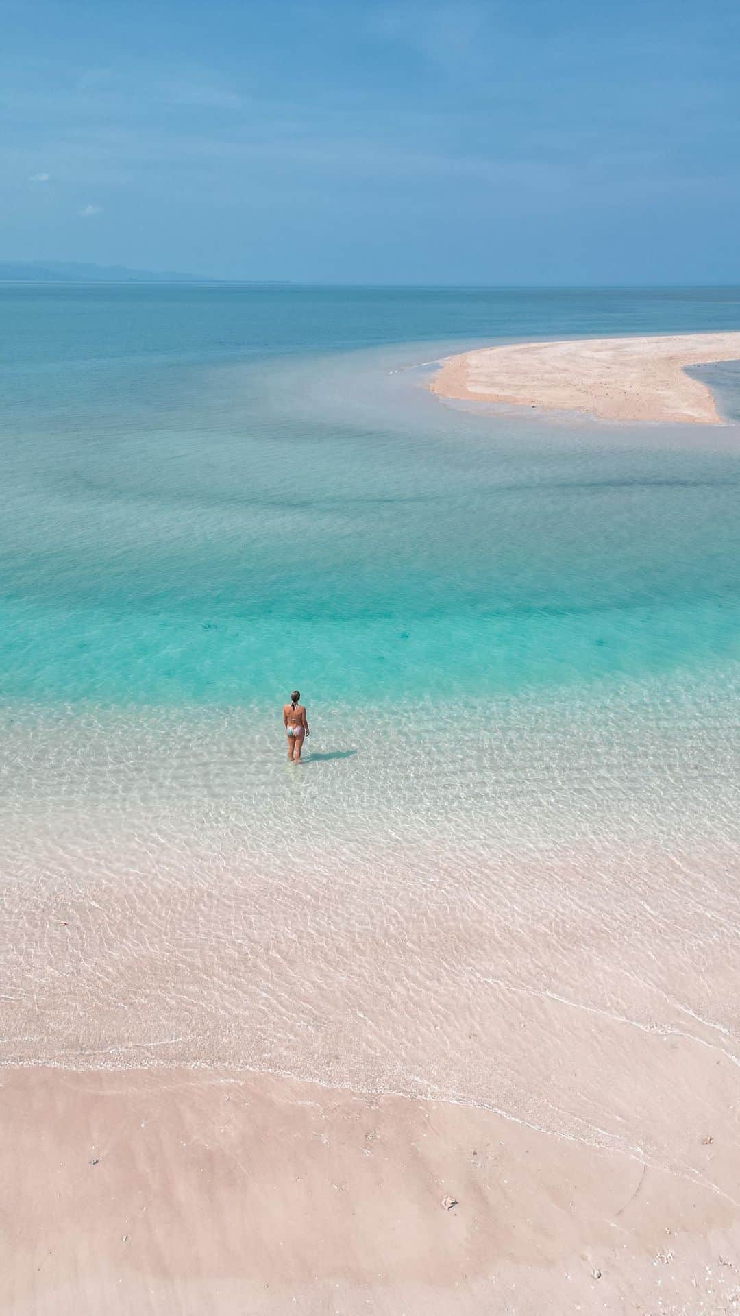 のインスタグラム：「Have you heard of Koh Pah Island? 🏝️  It’s a secluded sandbank island off the coast of Khao Lak Thailand. You can access it via a 40 minute long tail boat ride with @khaolakwonderland 🏝️ once you’re on the island they’ll set up a beautiful shaded picnic lunch to enjoy. Jade and I had the most amazing plant based spread and loved every minute of our Robinson Crusoe like adventure. After our island stay we explored some beautiful snorkel spots along the way back 🐠🪸   My recommendation would be to do the early morning tour. You’re most likely to have the entire island to yourself, you’ll beat the intense heat, and the ocean will be calmer. Best time to visit is between October - April.   This was one of the many incredible tours we took during our stay earlier this year at @devasom_resorts 🌊 Khao Lak is definitely a place I’ll be going back to.   #kohpah #khaolak #amazingthailand #devasomkhaolak #islandlife #beautifuldestinations #travelcommunity #thaifood #thailand #maldives #plantbased」