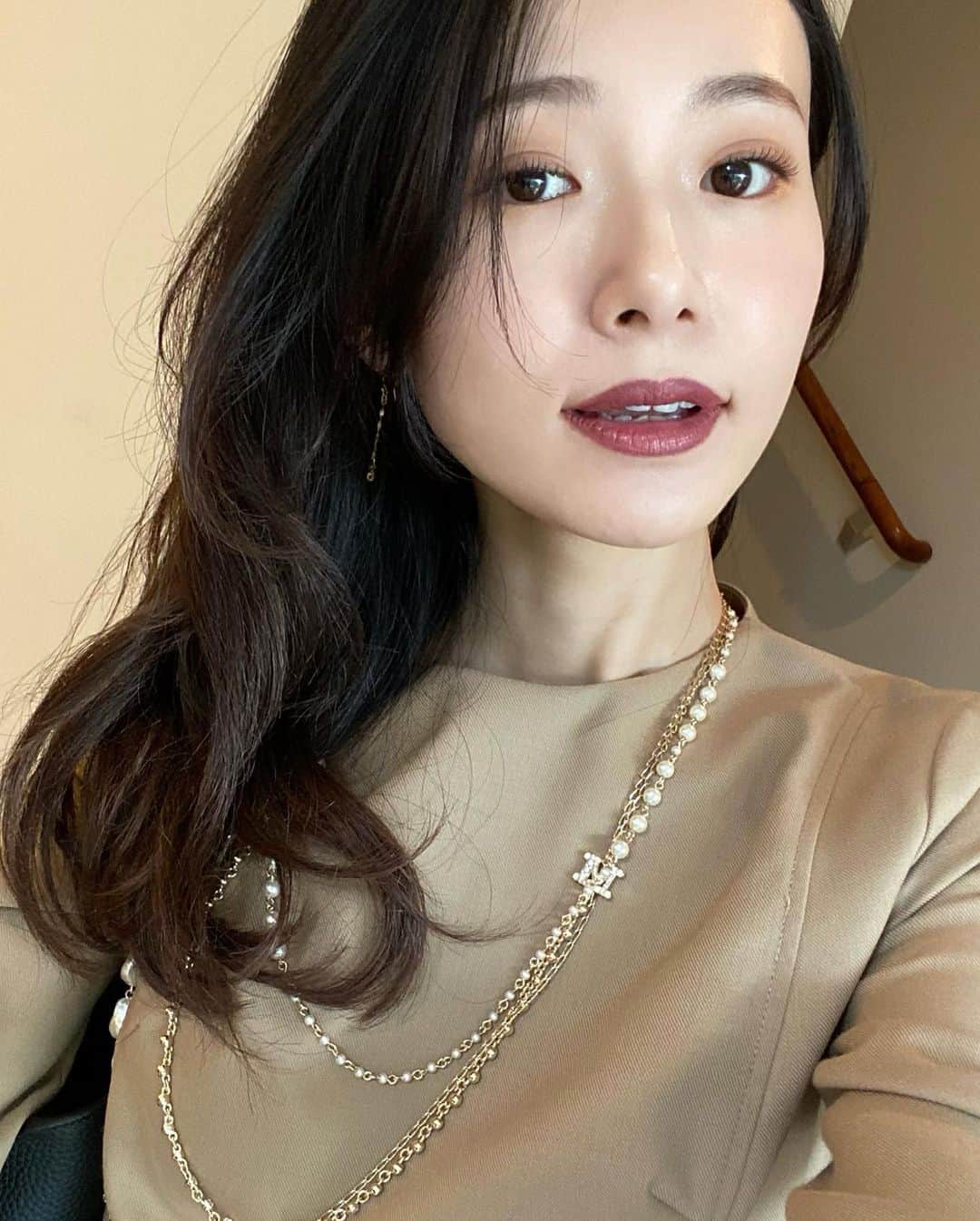 西川瑞希（みずきてぃ）さんのインスタグラム写真 - (西川瑞希（みずきてぃ）Instagram)「MAKE UP...🍂🌾🍇  くすみカラーにマットが楽しい季節！ それぞれ、色違いも集めるほどお気に入りコスメ//  @lauramercier  ⚫︎キャビア スティック アイカラー N  /M04 SEPIA Warm Medium Brown   @osaji__  ⚫︎ニュアンス フェイスカラー 02 Kakushin〈核心〉  @chanel.beauty  ⚫︎ル クレイヨン レーヴル リップライナー ペンシル 164 ピヴォワン  #makeup #beauty #mizukitotalbeauty #chanel #osaji #lauramercier #秋メイク #秋色 #コスメ紹介 #シャネルコスメ #ローラメルシエ #オサジ #メイク」9月29日 20時02分 - mizuki_nishikawa_
