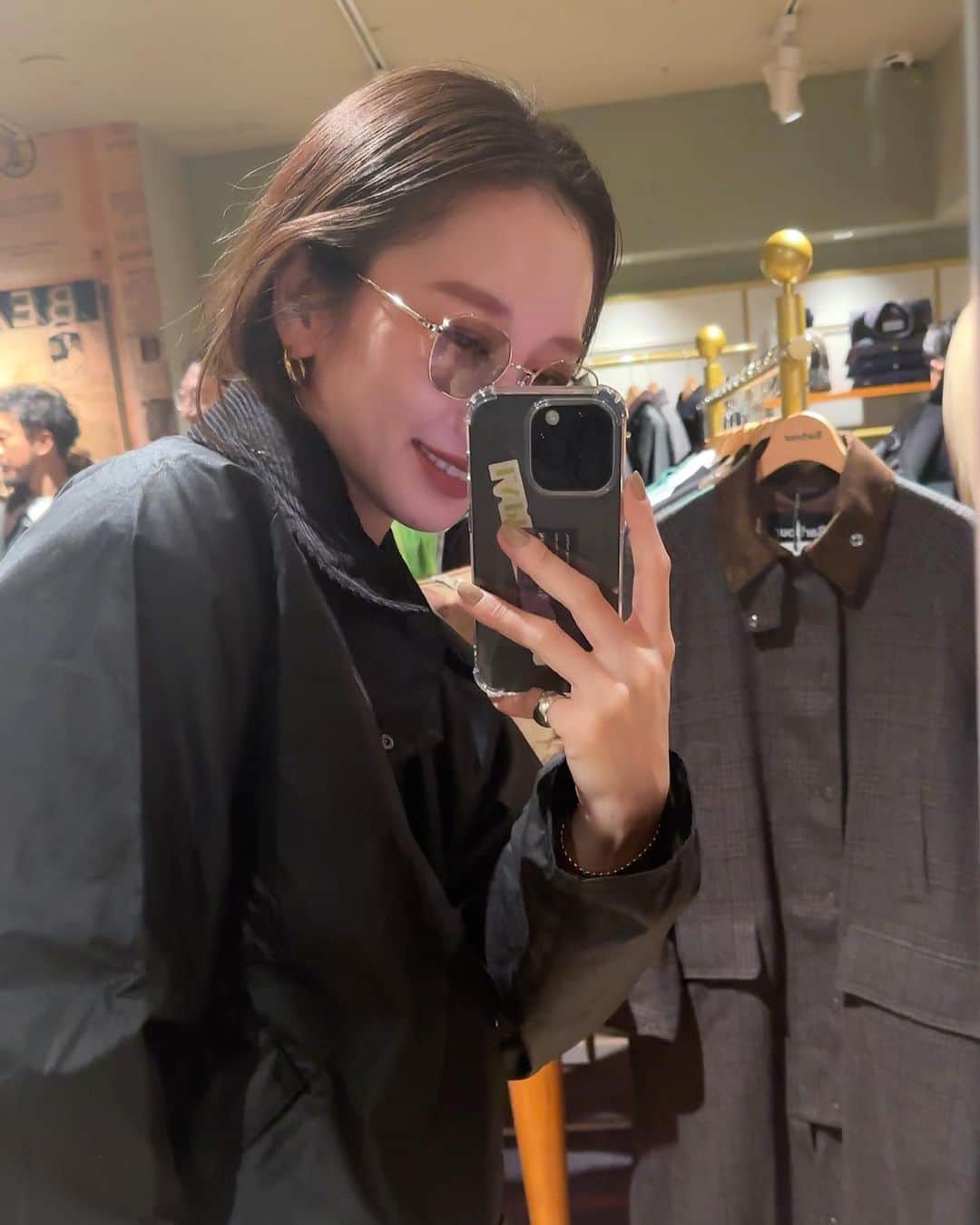のインスタグラム：「代官山にできた @barbourjapan  のレセプションに🍸  お手入れできるかわからないなぁと思っていたので中々手に取る機会がなかったけど スタッフの方が色々詳しく教えてくれたので楽しくなっちゃってwaxed jacketに！ 初 @barbour   カラーはブラック、丈は悩みつつワイドパンツでもバランスの取りやすい短めのものにしました☺️ 普段のわたしっぽい、メンズライクなジャケットだから ヘビロテで着たい！ ユニセックスで着れるアイテムもたくさんあって色んなバリエーションが一気に見れますよん！楽しかった♡  みなさまありがとうございました🫶」